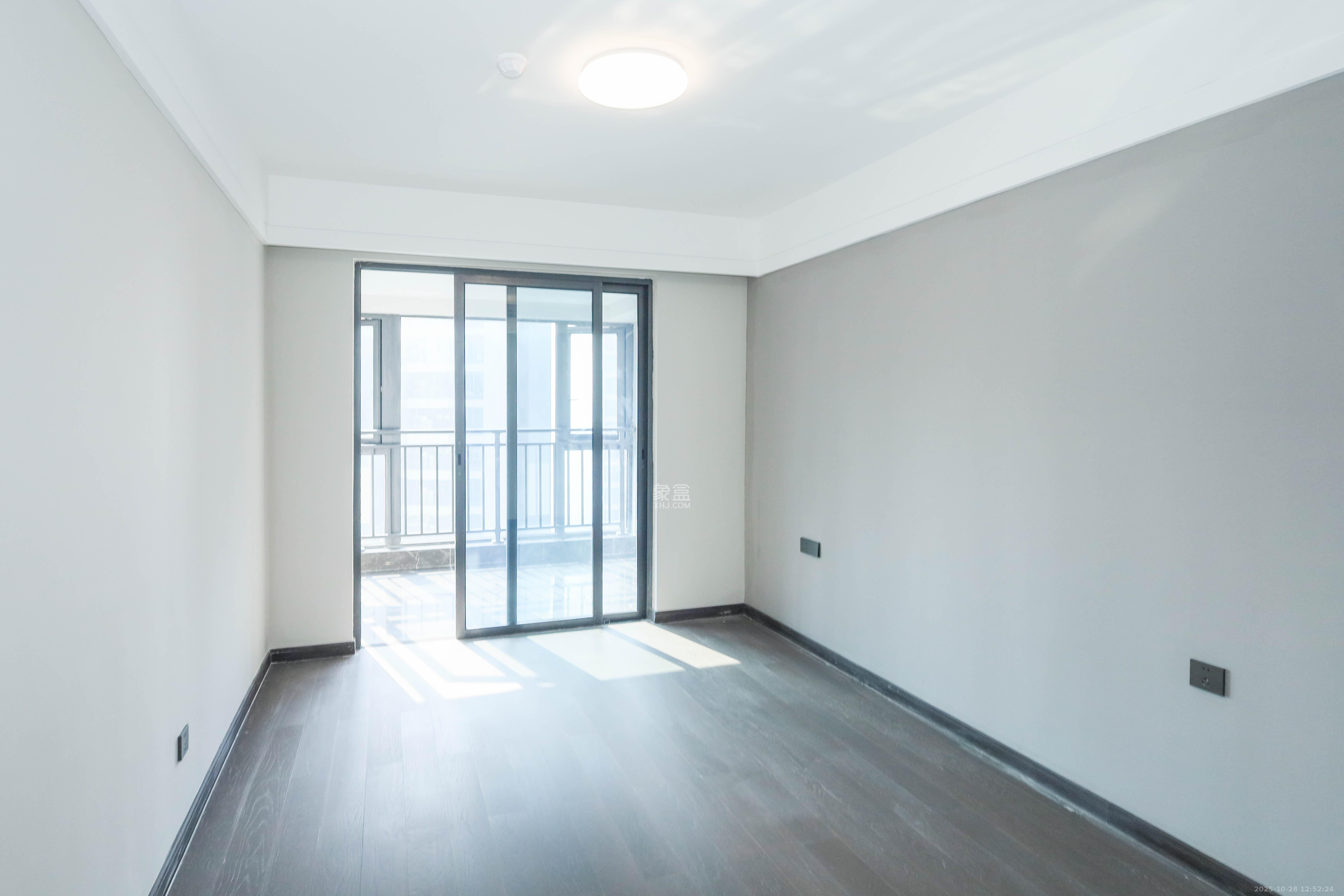 绿地麓云国际一期 5室2厅2卫 229.0万 绿地麓云国际一期 5室2厅2卫 229.0万卧室