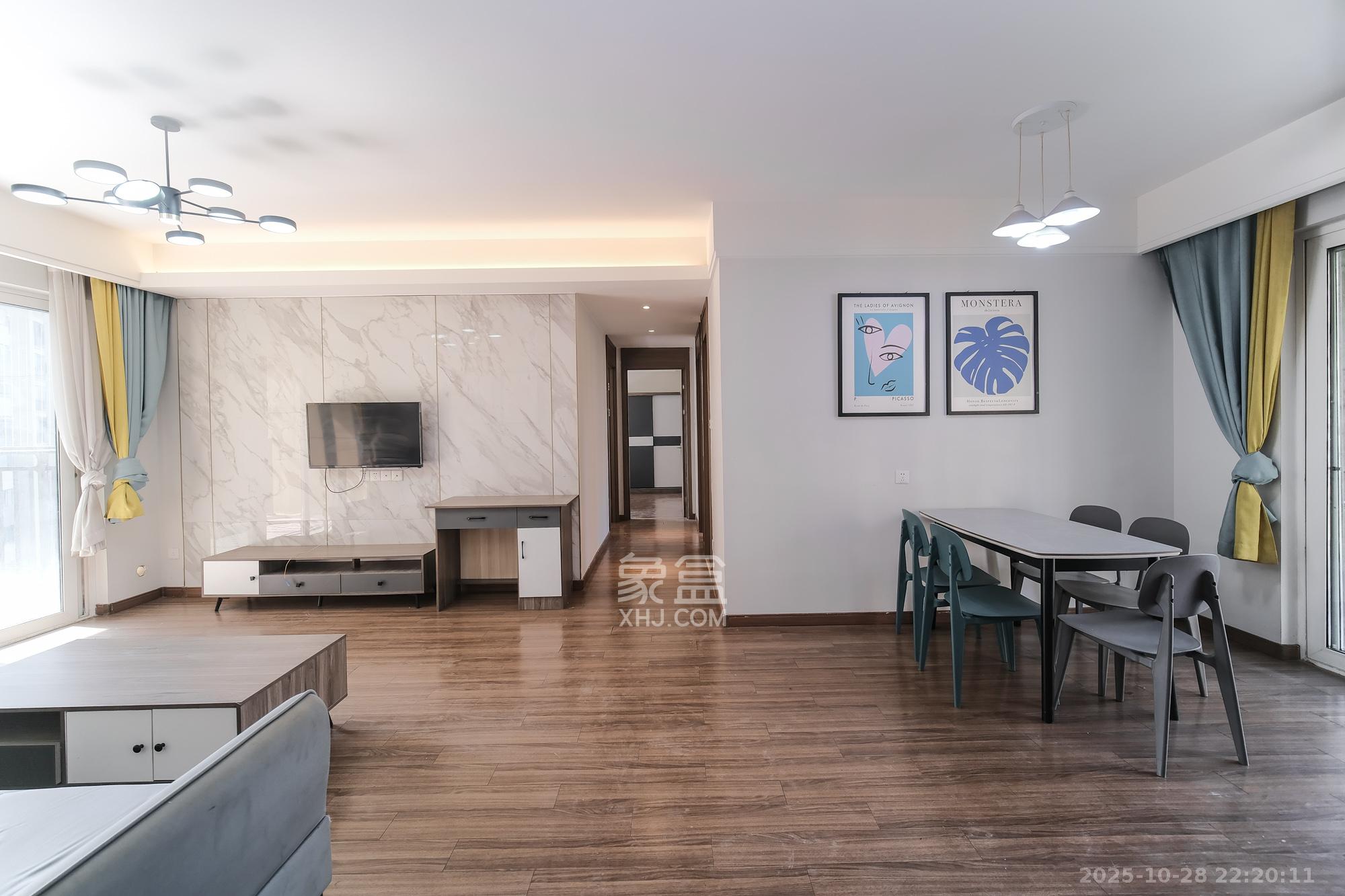 保利香槟国际  4室2厅2卫    99.6万客厅