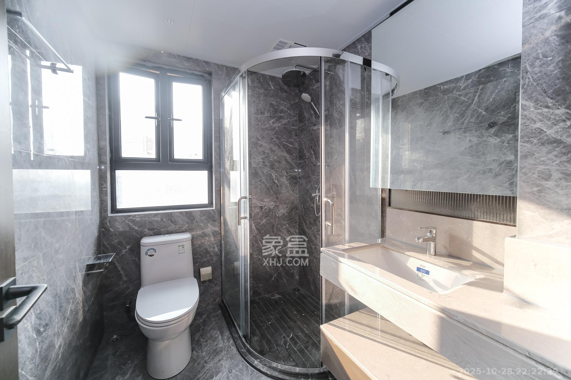 荣盛城 4室2厅2卫 127.4万 荣盛城 4室2厅2卫 127.4万卫生间