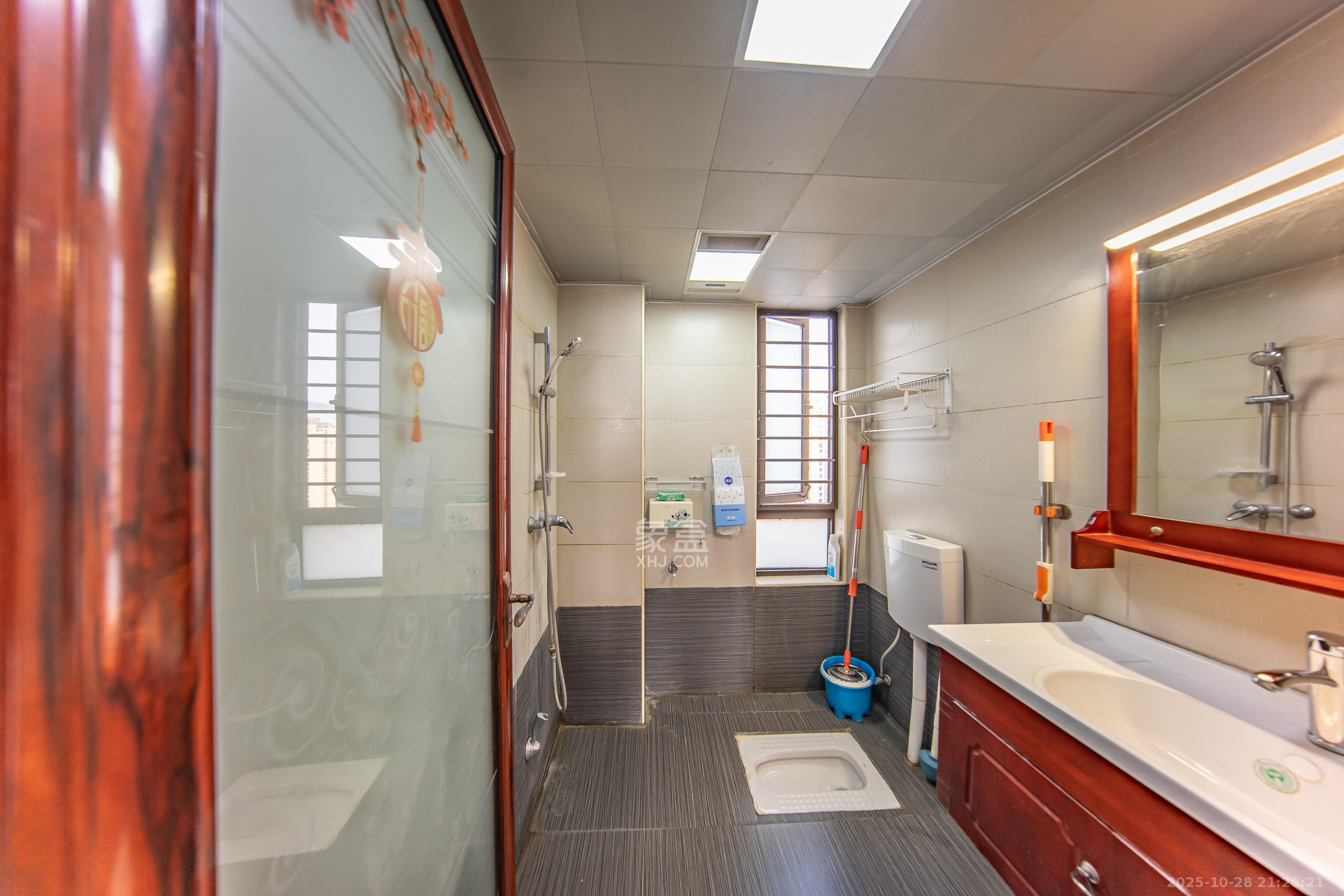 华润橡树湾 4室2厅2卫 105.0万 华润橡树湾 4室2厅2卫 105.0万卫生间