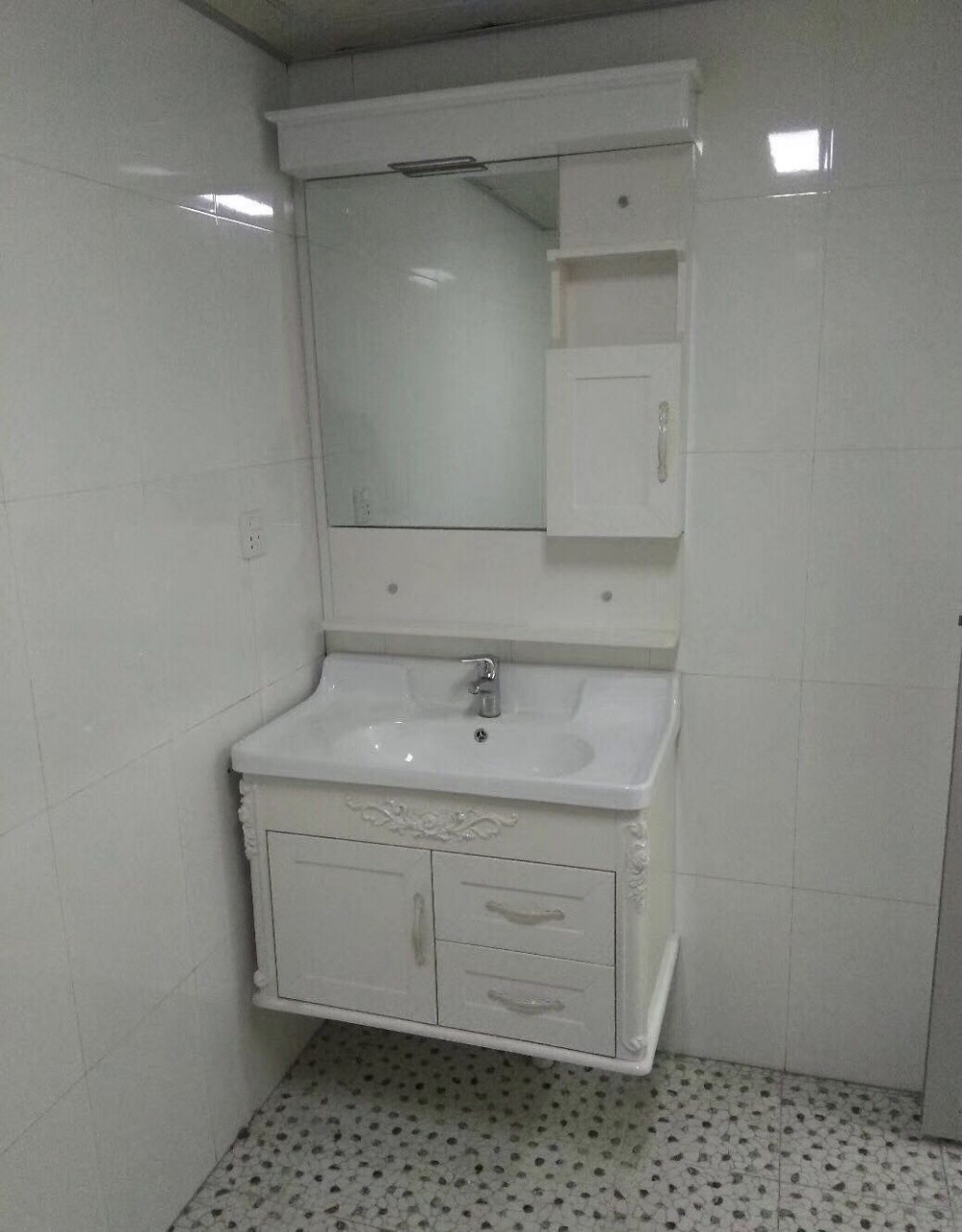 峰景国际  1室0厅0卫    2300.0元/月 峰景国际  1室0厅0卫    2300.0元/月室内图