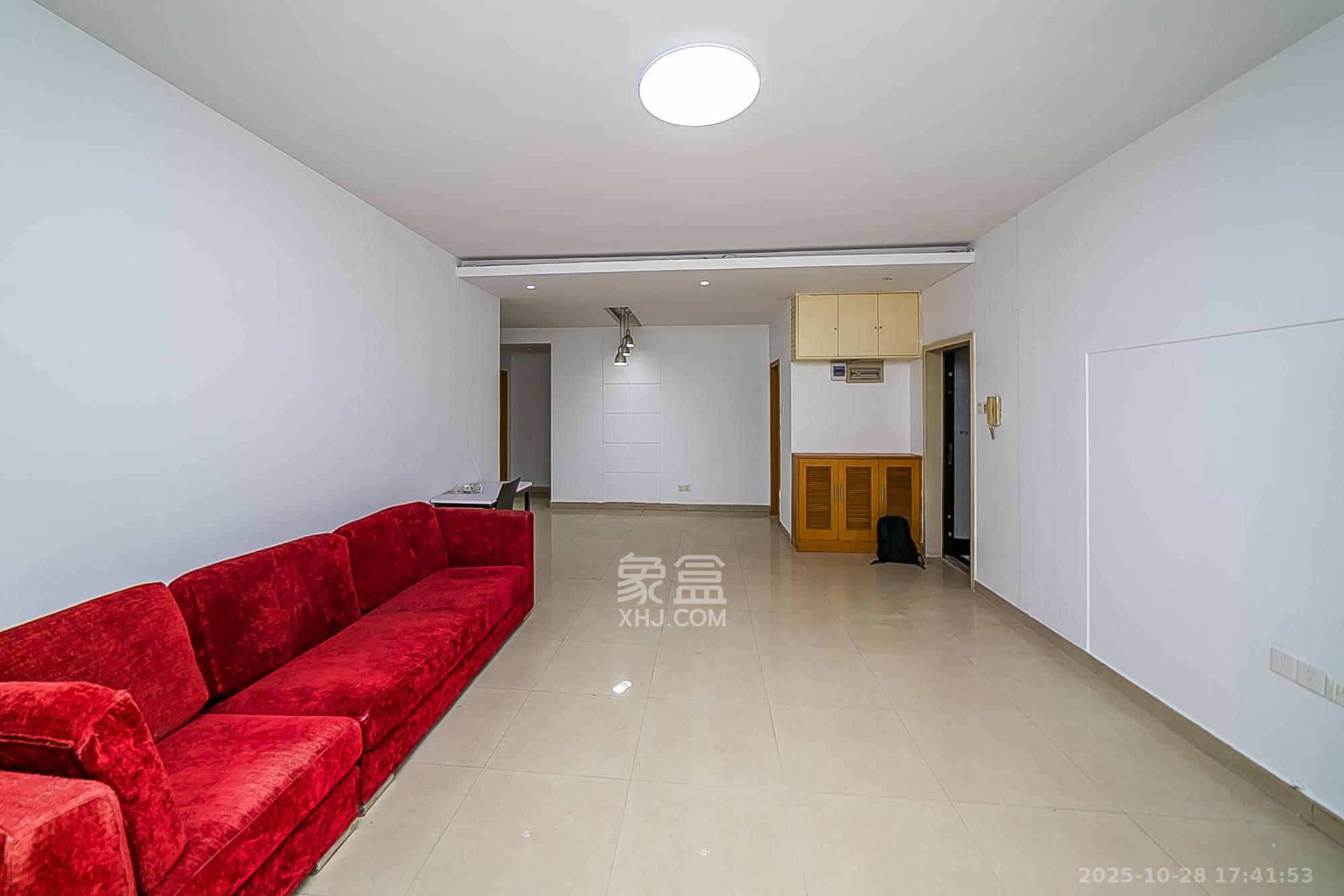 华银园  3室2厅2卫    84.0万客厅