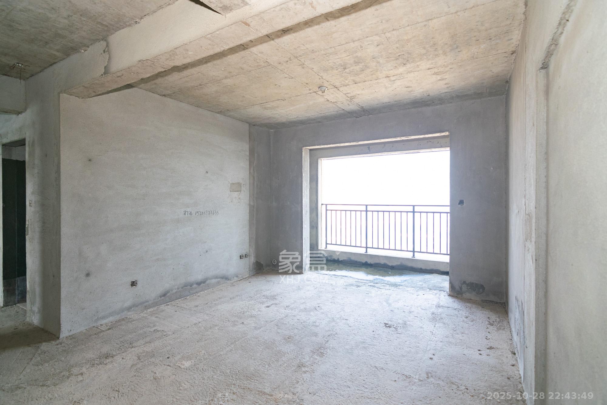 盛腾雅苑（新雅黄金苑二期）  4室2厅2卫    82.0万客厅