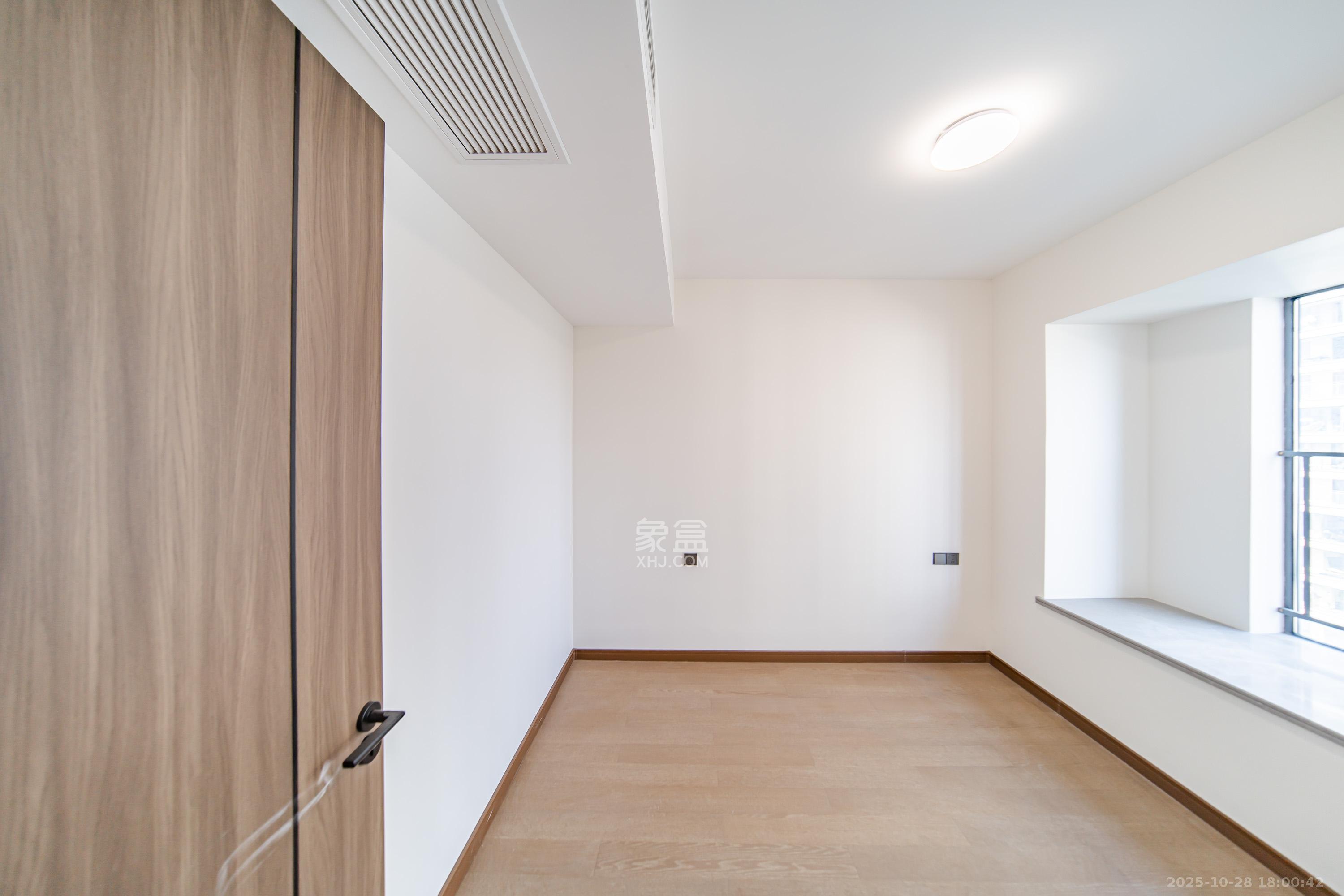 卓越洋湖晴翠  4室2厅2卫    218.0万卧室