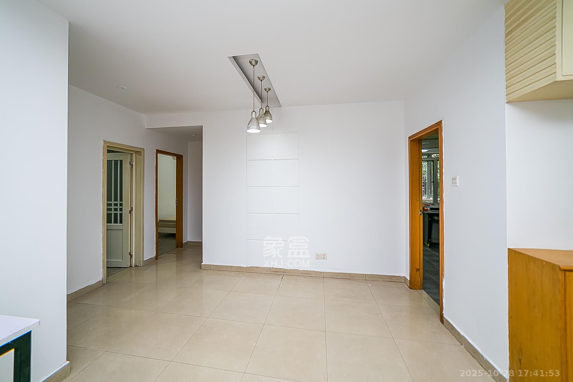 华银园  3室2厅2卫    84.0万 华银园  3室2厅2卫    84.0万客厅