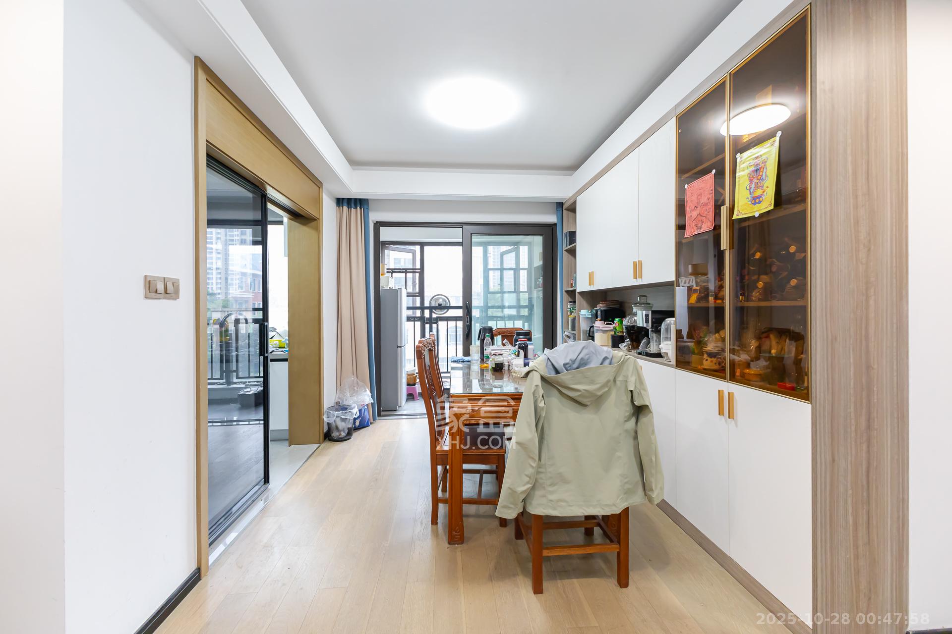 润和滨江府  4室2厅2卫    155.0万客厅