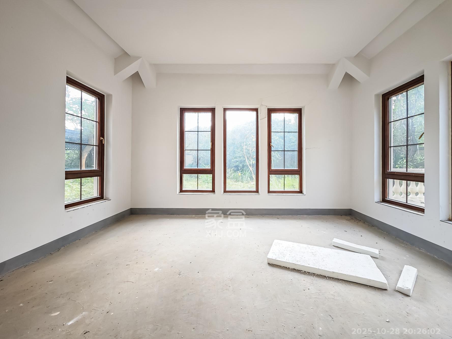 绿城青竹园  5室3厅4卫    1800.0万 绿城青竹园  5室3厅4卫    1800.0万卧室