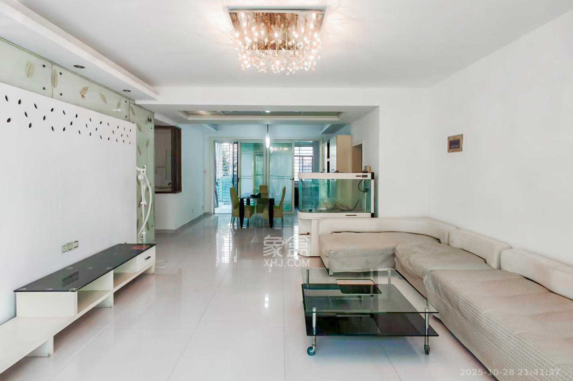 金色山庄  4室2厅2卫    142.0万 金色山庄  4室2厅2卫    142.0万客厅