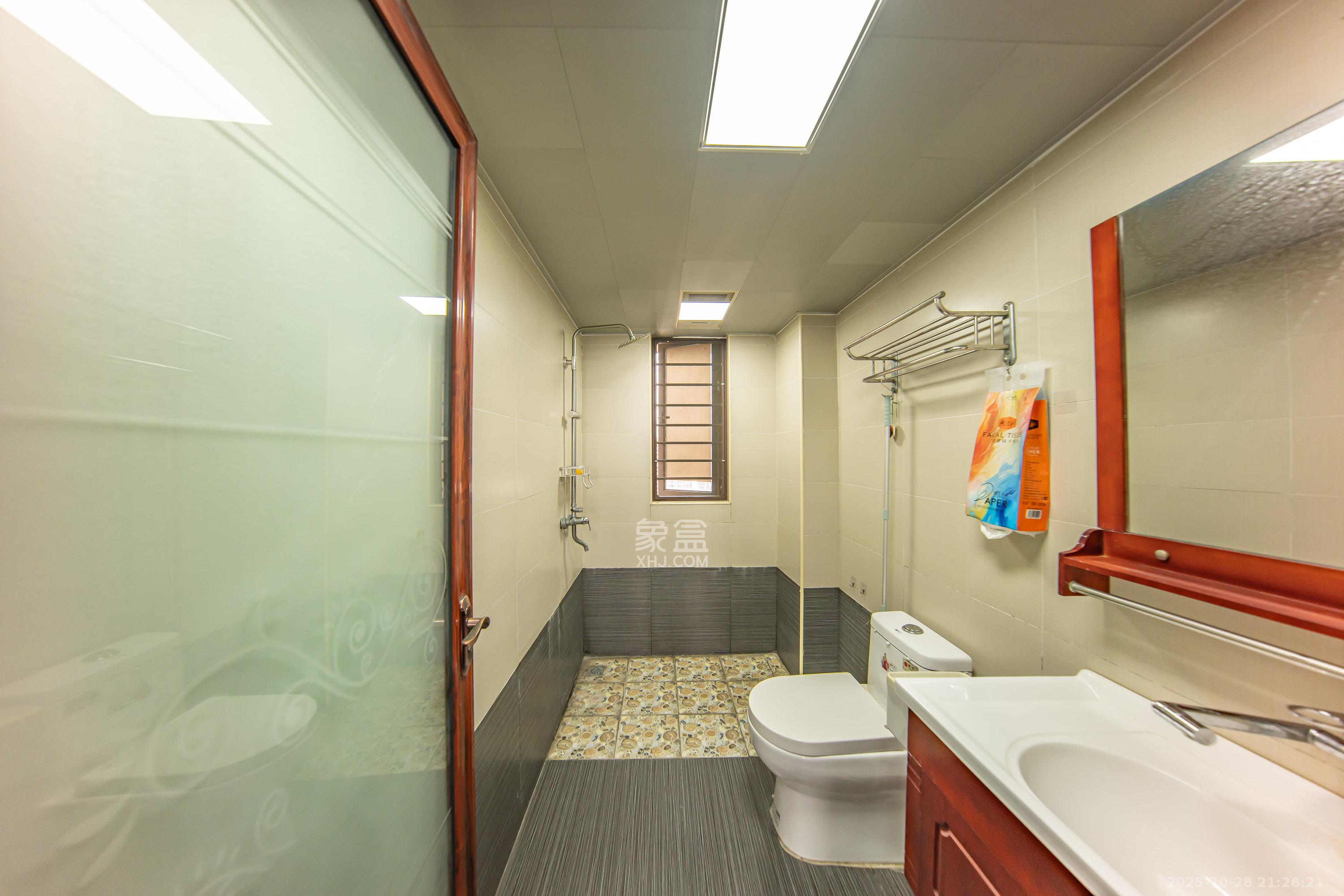 华润橡树湾  4室2厅2卫    105.0万卫生间