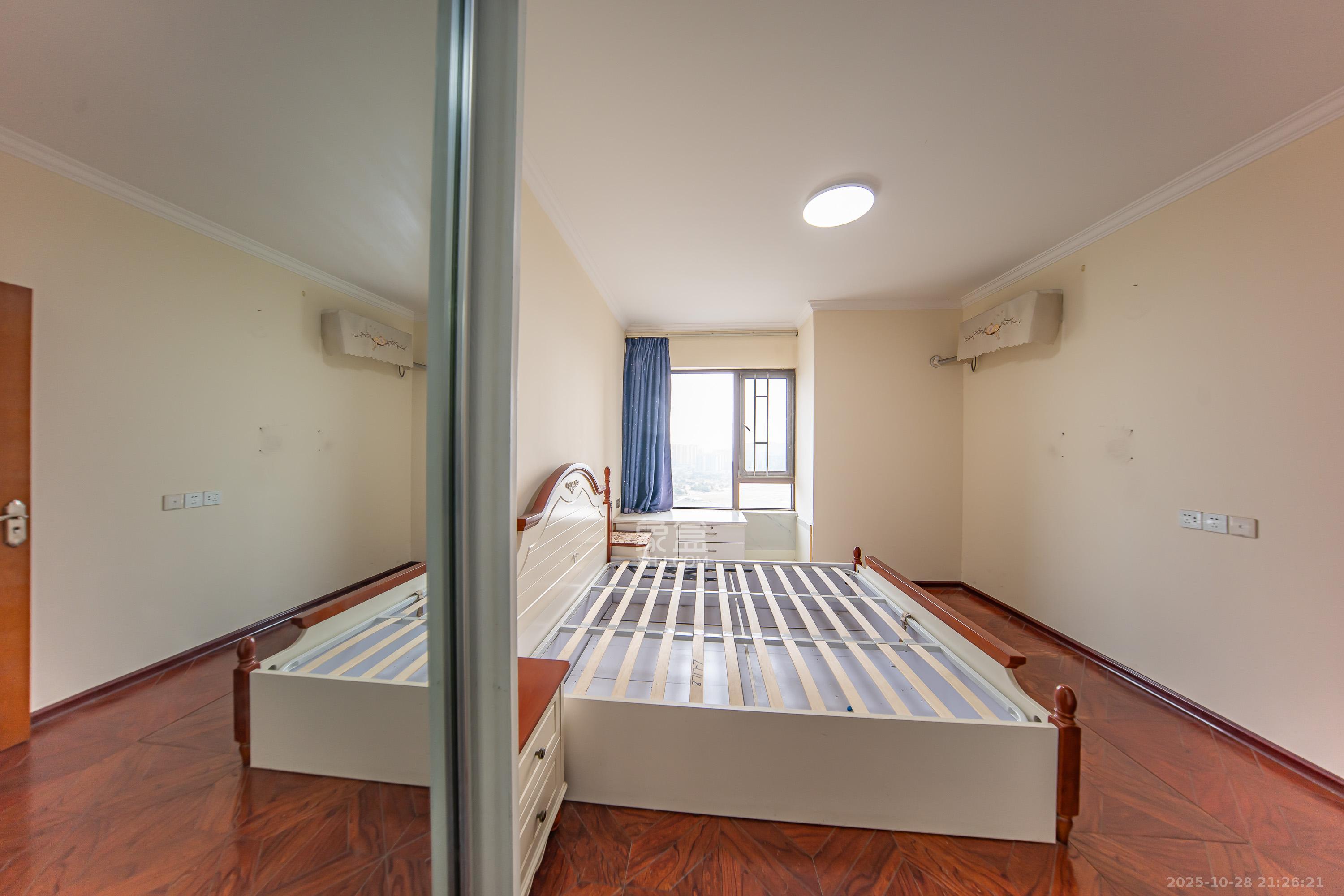 华润橡树湾 4室2厅2卫 105.0万 华润橡树湾 4室2厅2卫 105.0万卧室