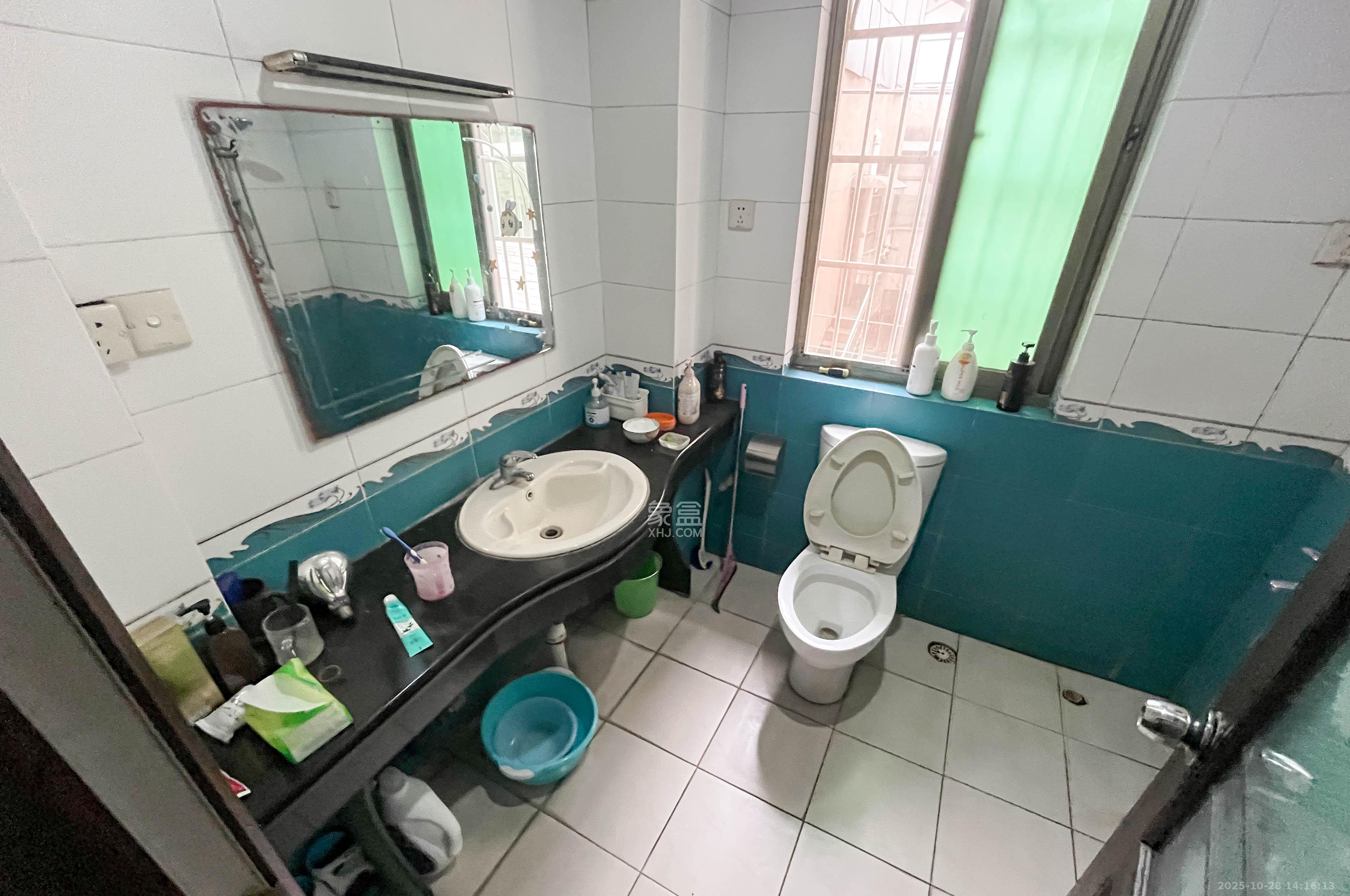 西韵公寓(西苑公寓) 3室2厅2卫 120.0万 西韵公寓(西苑公寓) 3室2厅2卫 120.0万卫生间