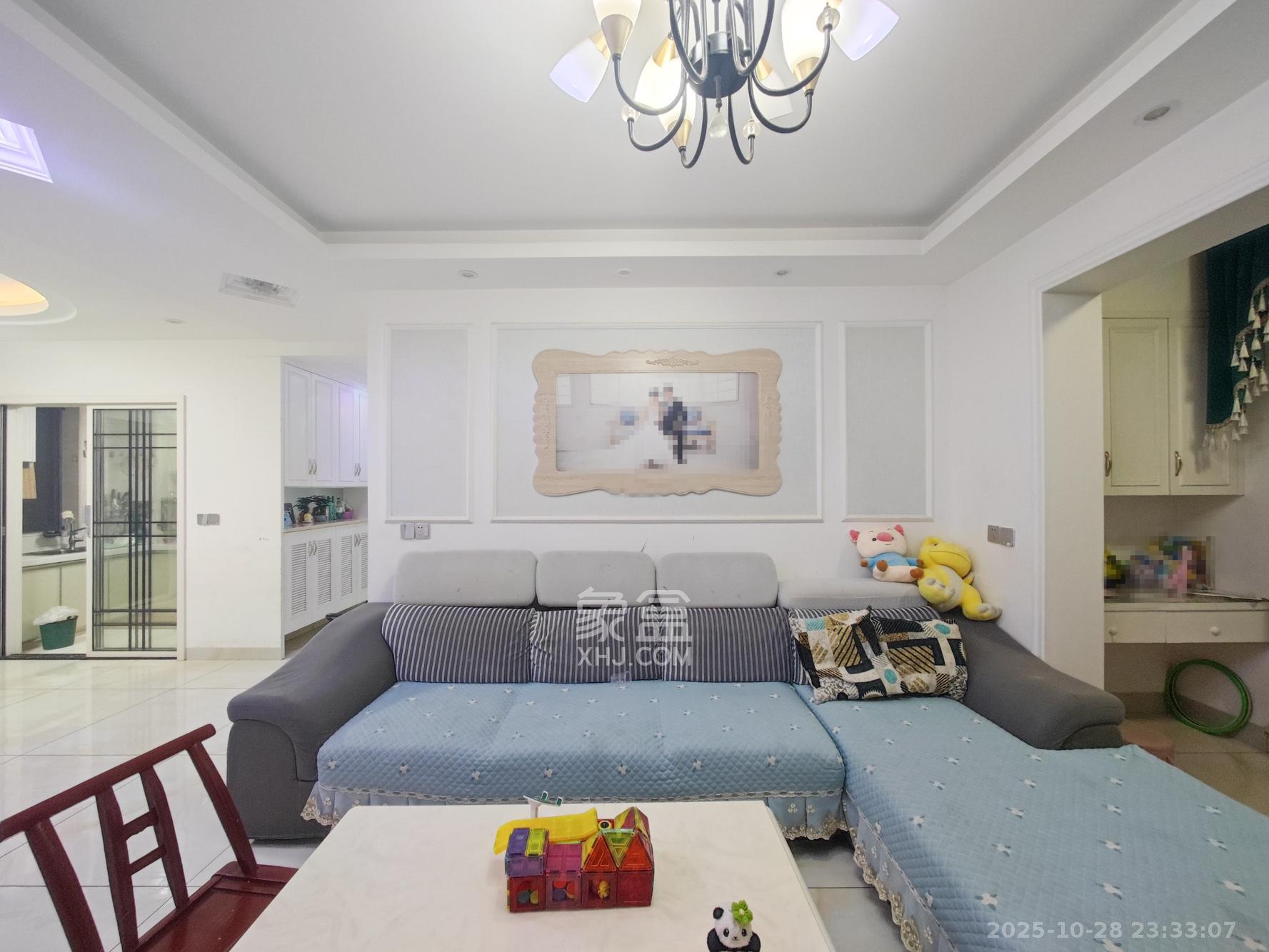 卓越蔚蓝城邦  3室2厅2卫    88.0万客厅