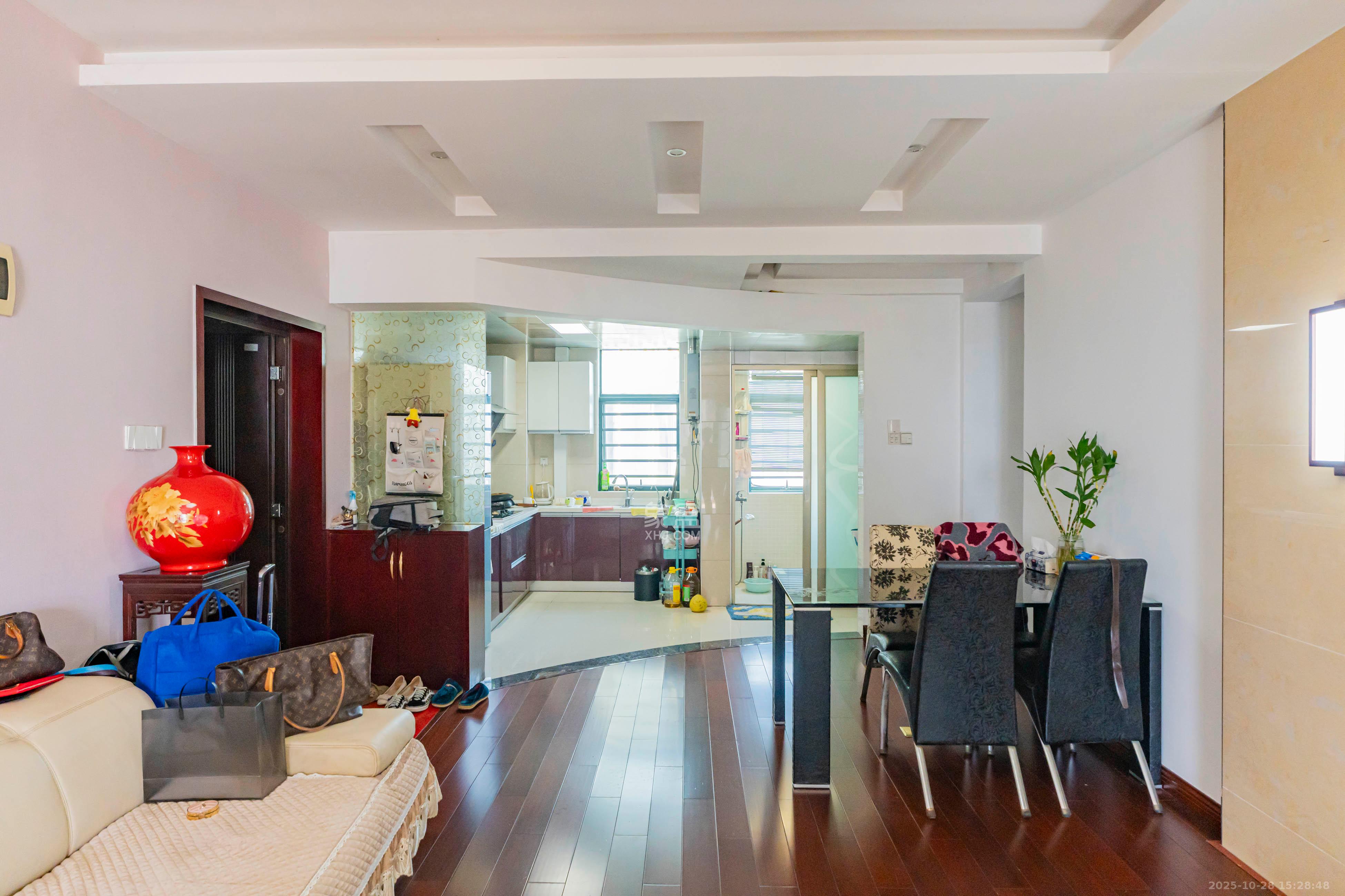 华盛新外滩  4室2厅2卫    170.0万 华盛新外滩  4室2厅2卫    170.0万客厅