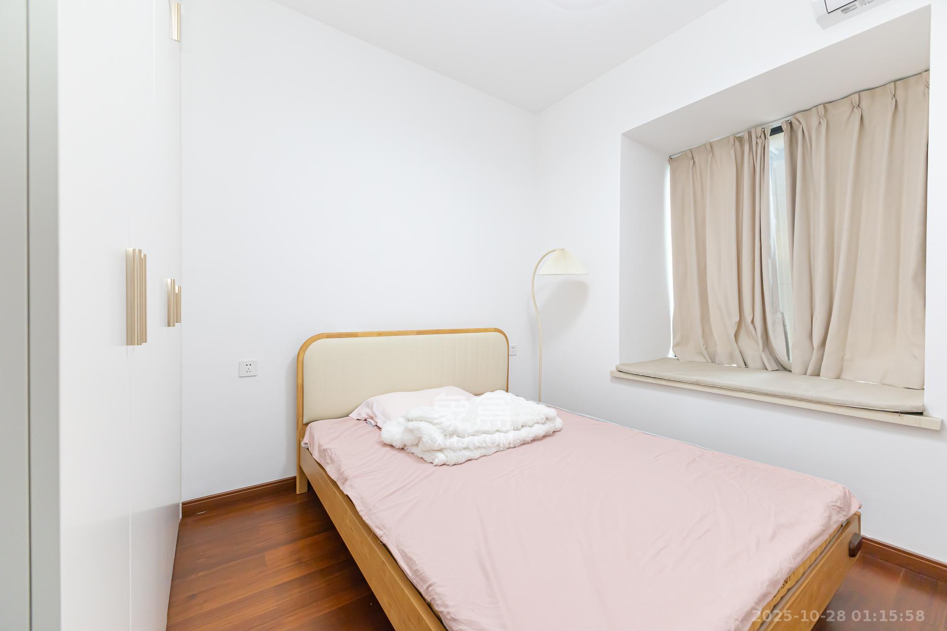 万润滨江天著  4室2厅2卫    128.0万卧室