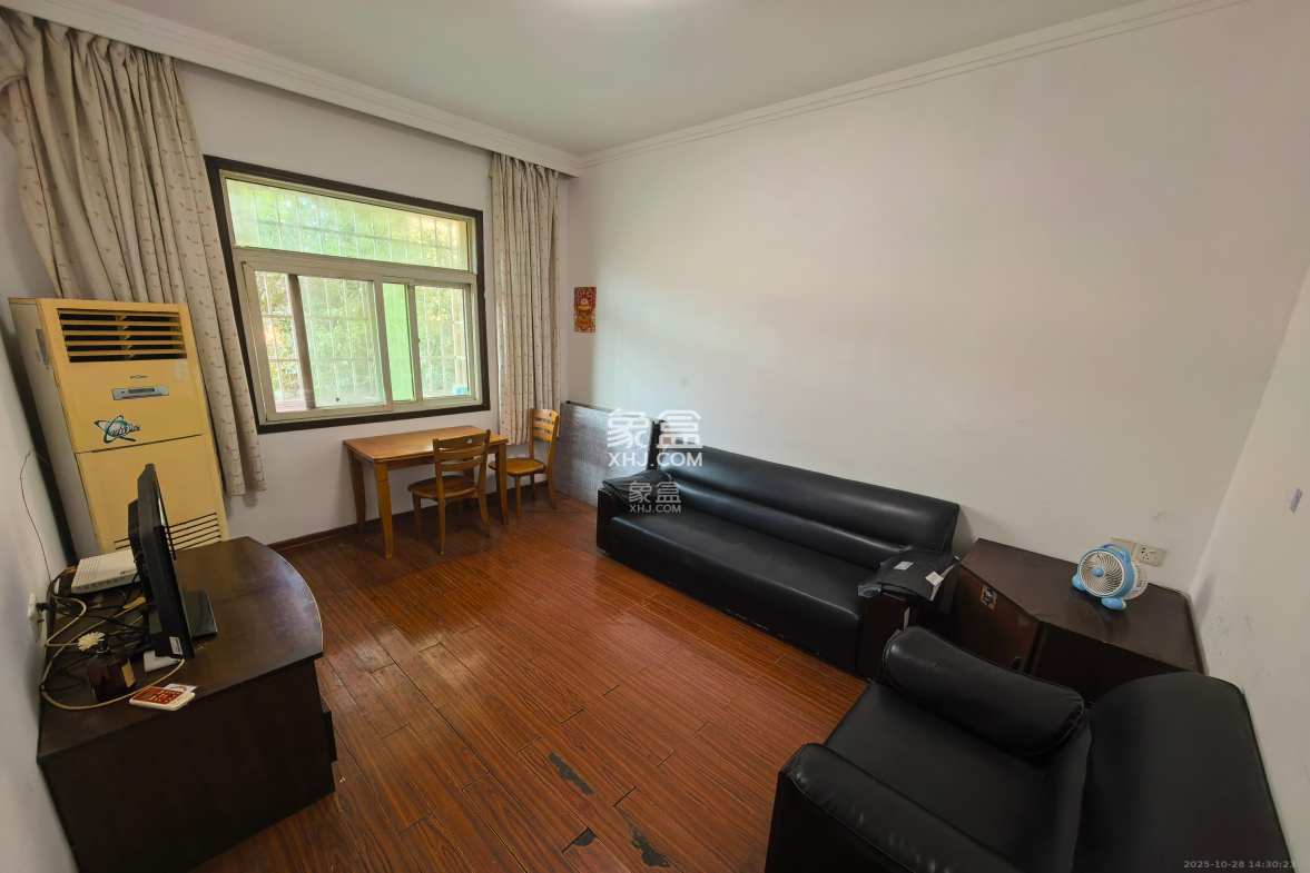 二机小区 1室1厅1卫 1300.0元/月 二机小区 1室1厅1卫 1300.0元/月室内图