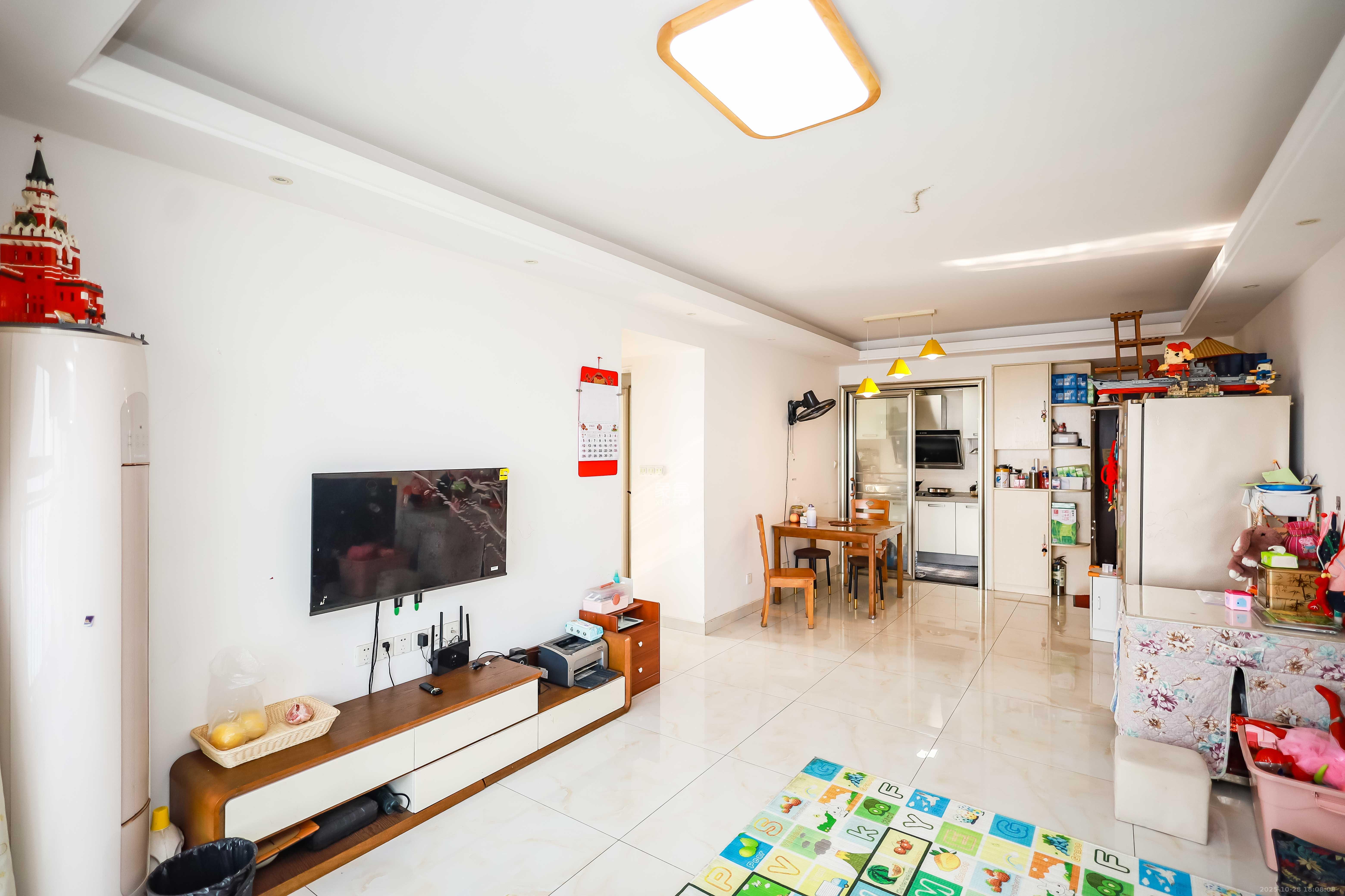 金科世界城  3室2厅2卫    68.0万 金科世界城  3室2厅2卫    68.0万客厅