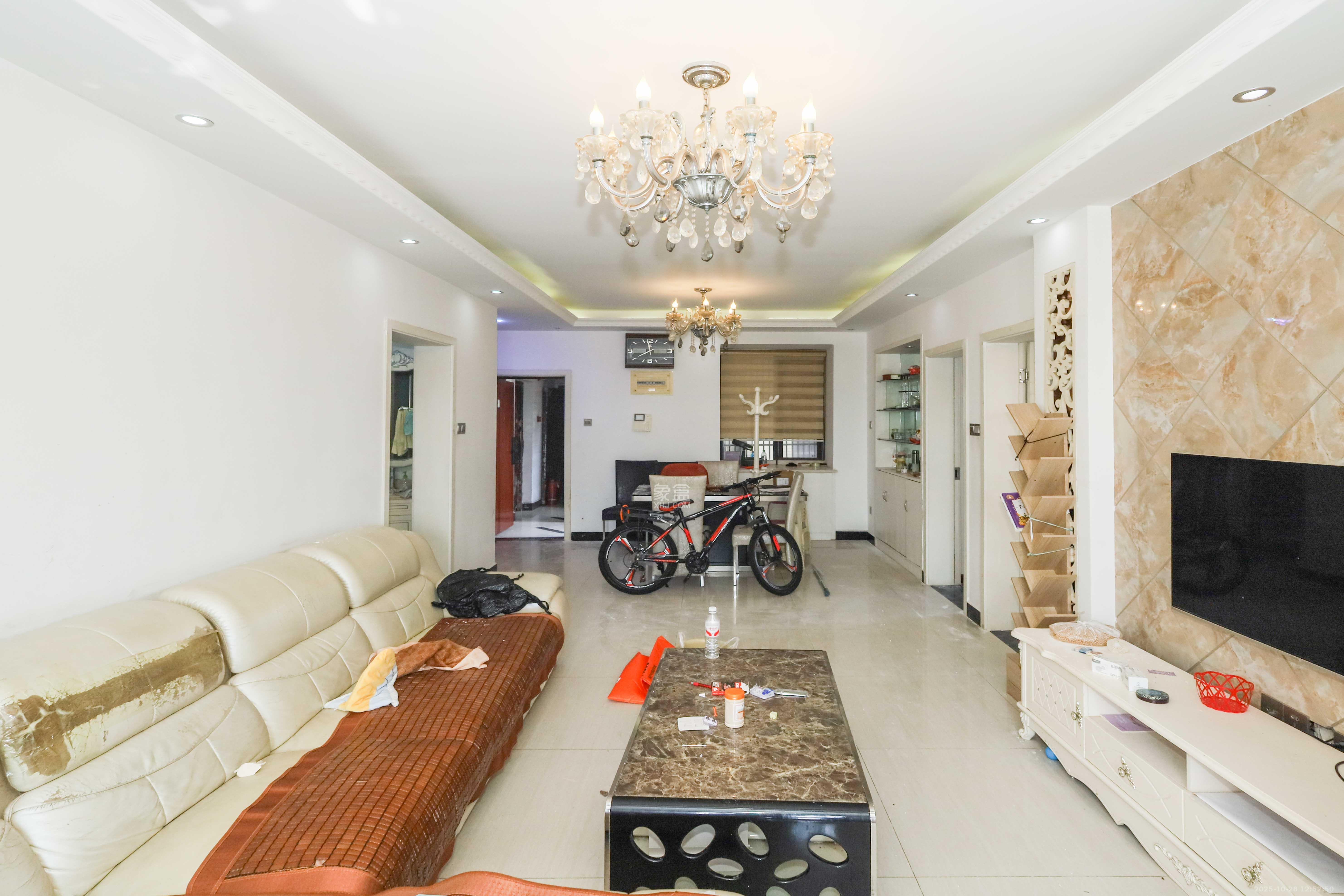 保利麓谷林语F区  3室2厅1卫    106.0万 保利麓谷林语F区  3室2厅1卫    106.0万客厅