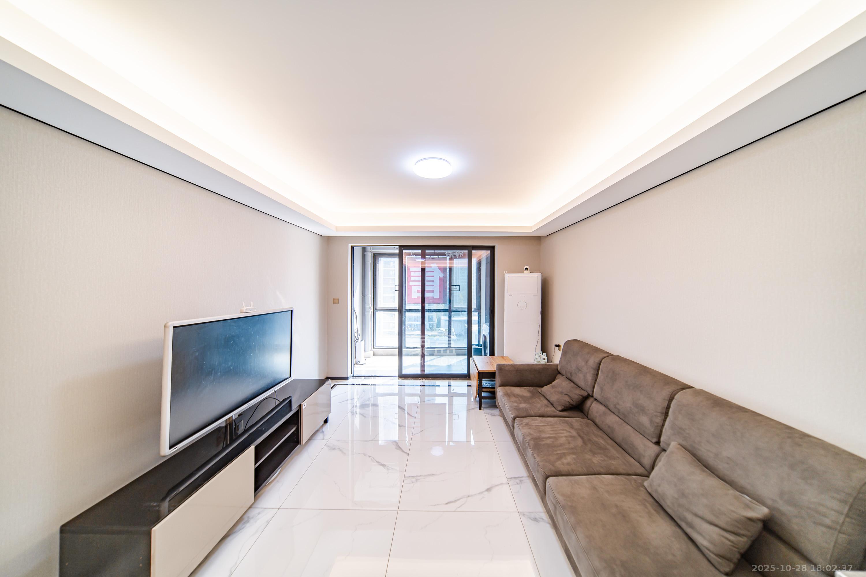 中海阅麓山二期  3室2厅2卫    143.8万 中海阅麓山二期  3室2厅2卫    143.8万客厅