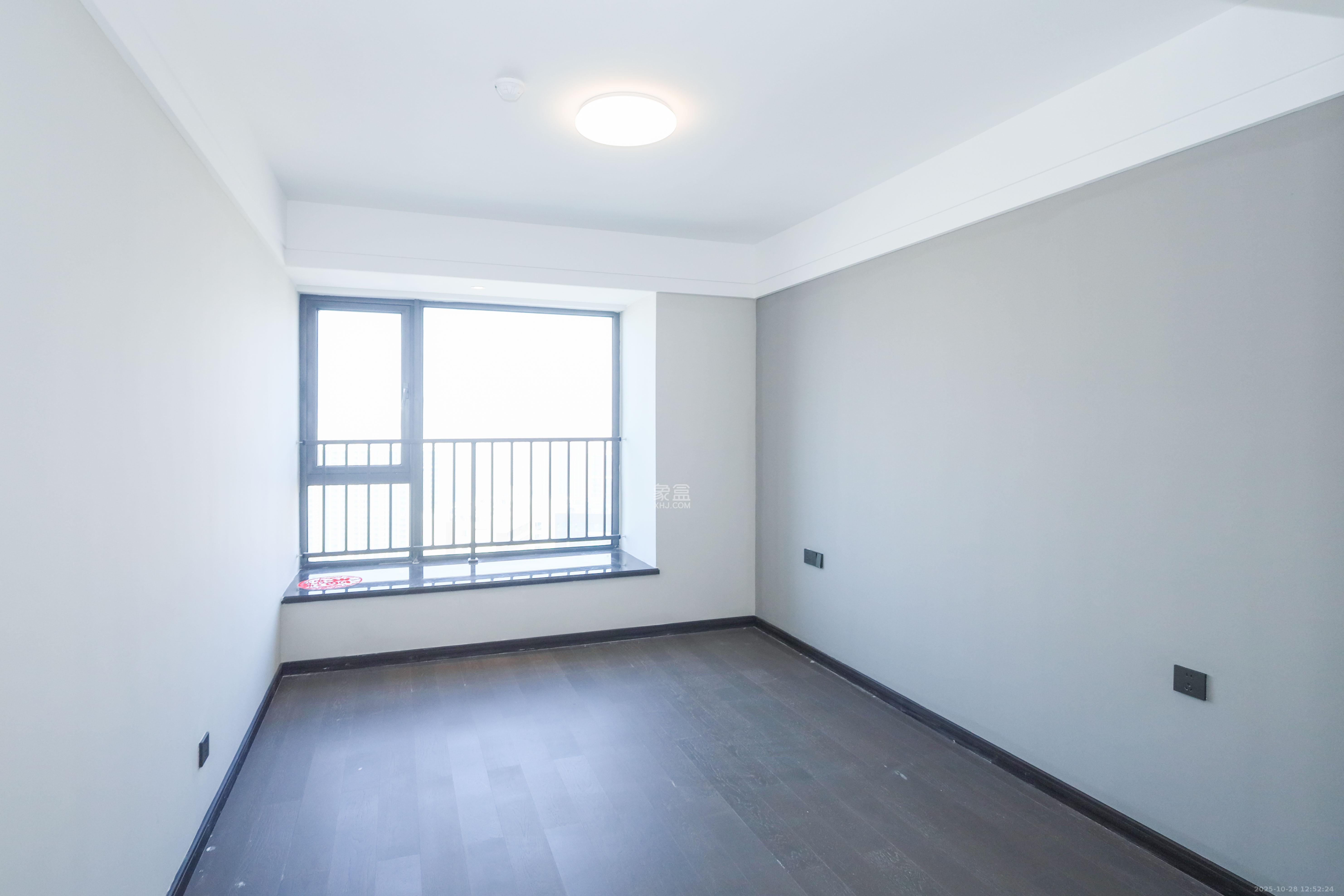 绿地麓云国际一期 5室2厅2卫 229.0万 绿地麓云国际一期 5室2厅2卫 229.0万卧室