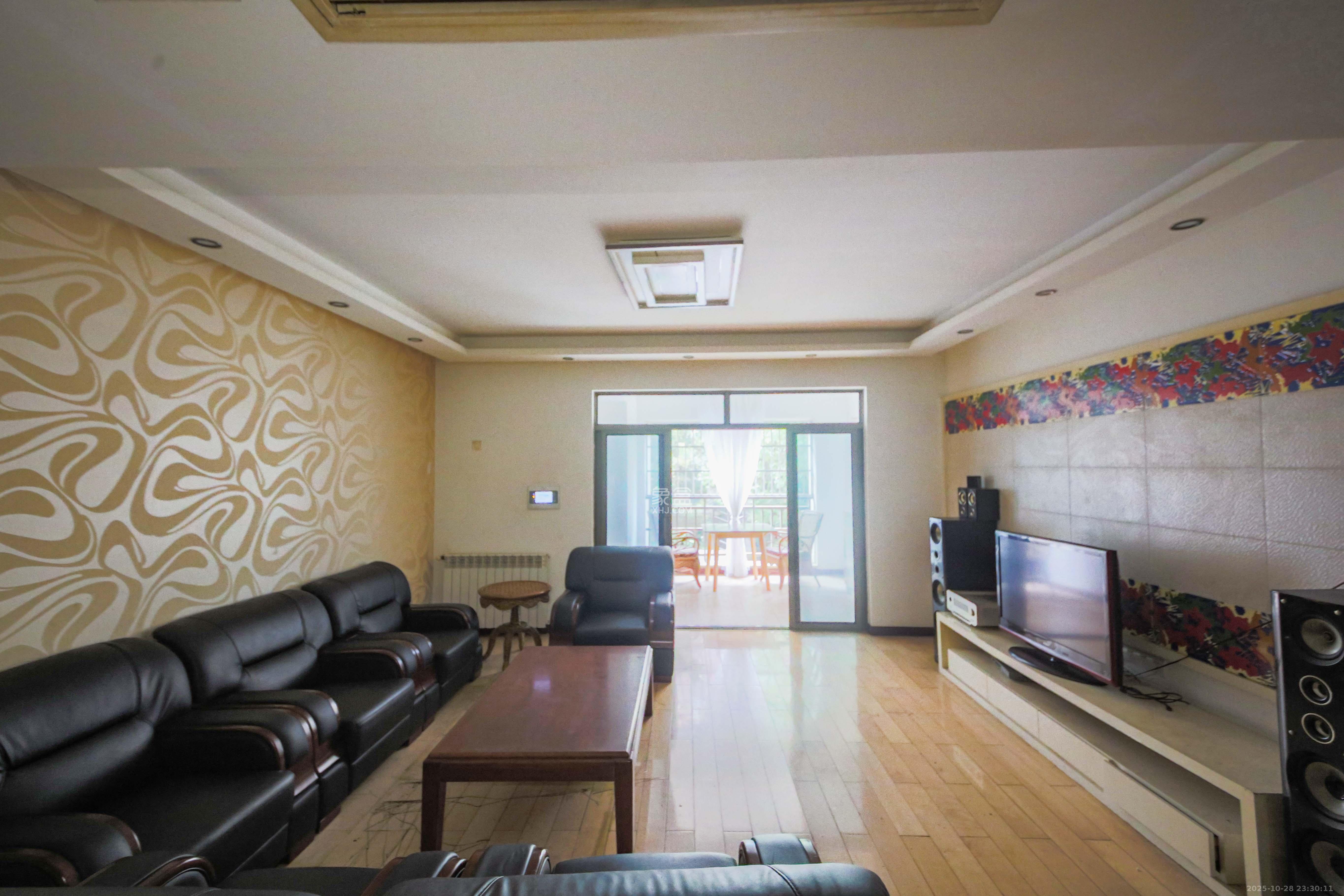 奥林匹克花园  4室2厅1卫    210.0万客厅