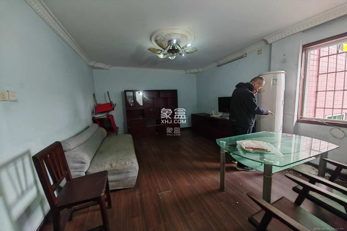 定王台公寓  2室1厅1卫    2200.0元/月 定王台公寓  2室1厅1卫    2200.0元/月室内图1