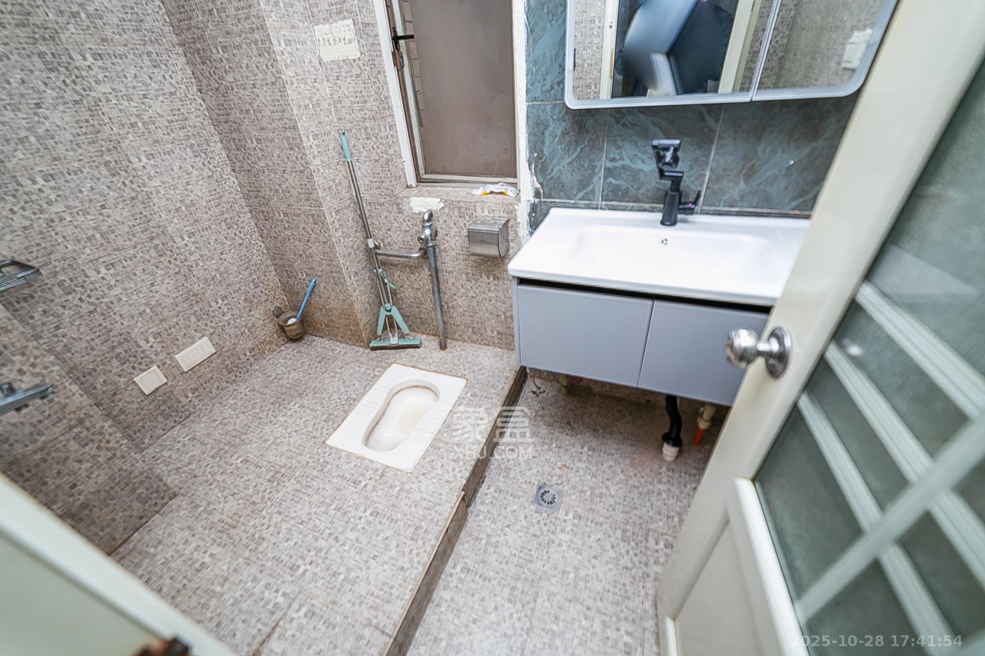 华银园  3室2厅2卫    84.0万卫生间