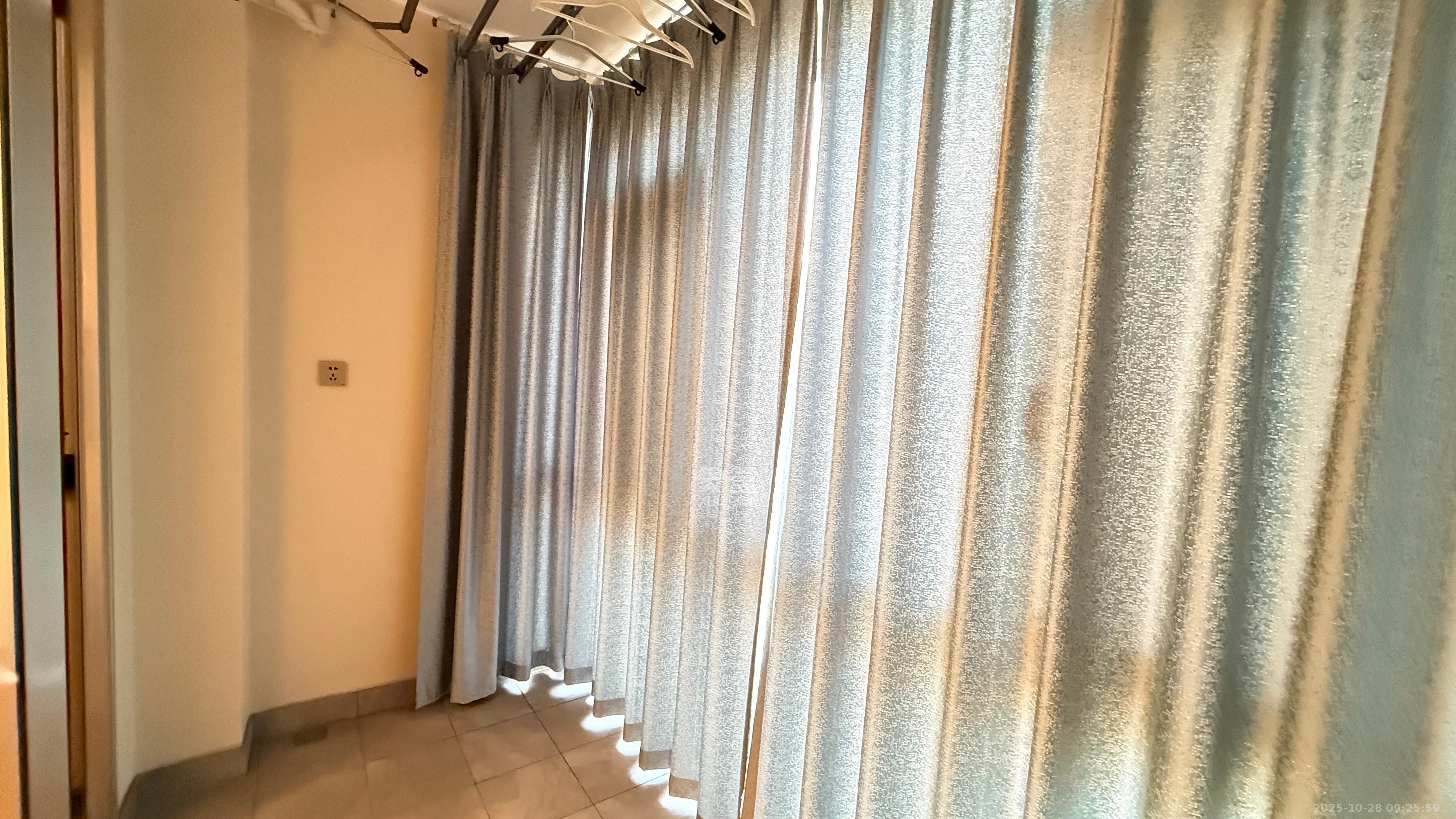 九华新城  5室2厅2卫    78.0万客厅