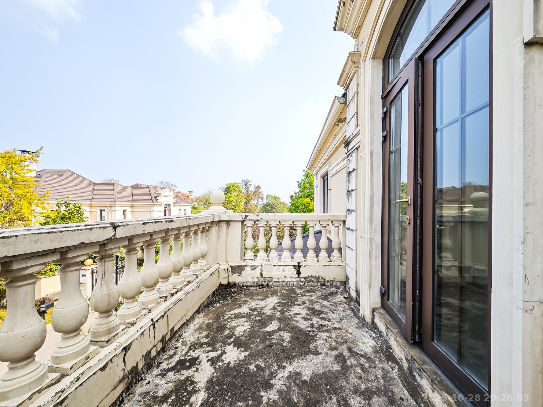 绿城青竹园  5室3厅4卫    1800.0万 绿城青竹园  5室3厅4卫    1800.0万阳台