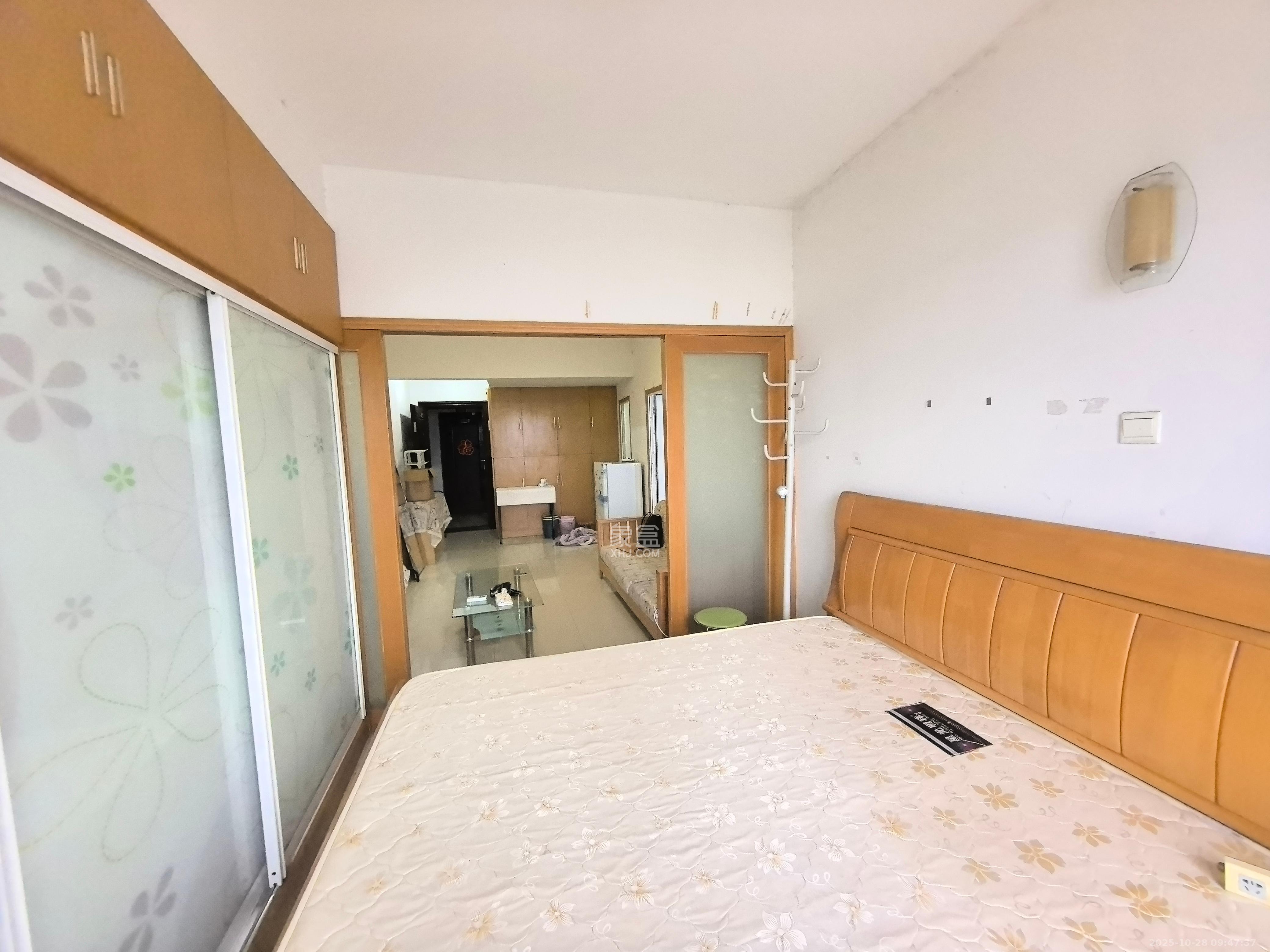 伍家岭生活广场  1室1厅1卫    1300.0元/月 伍家岭生活广场  1室1厅1卫    1300.0元/月室内图