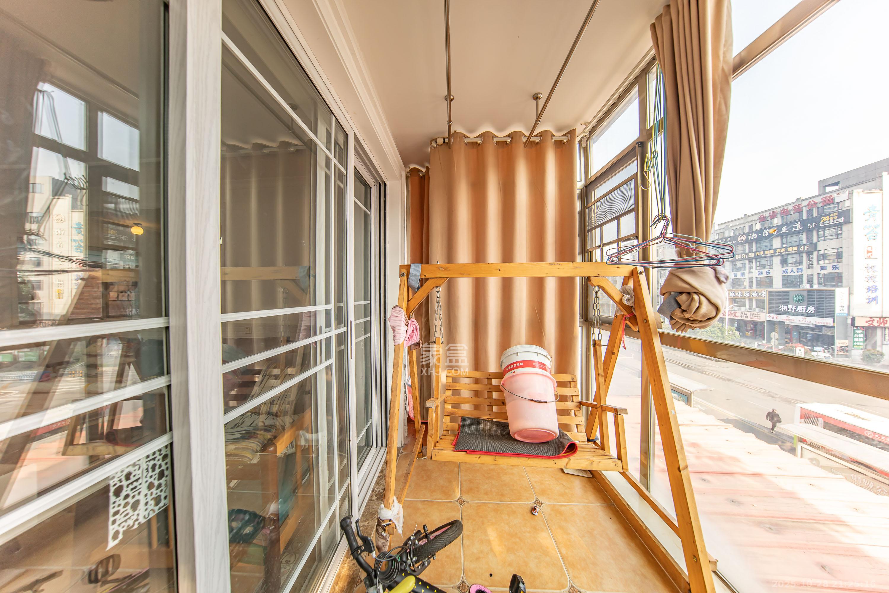 米兰春天  4室2厅2卫    103.0万阳台