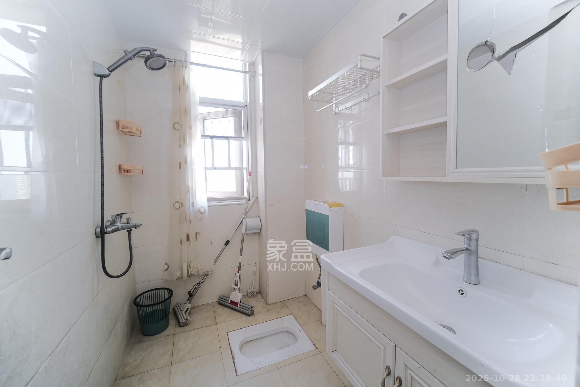 和悦城(蟠龙景苑) 3室2厅2卫 56.8万 和悦城(蟠龙景苑) 3室2厅2卫 56.8万卫生间