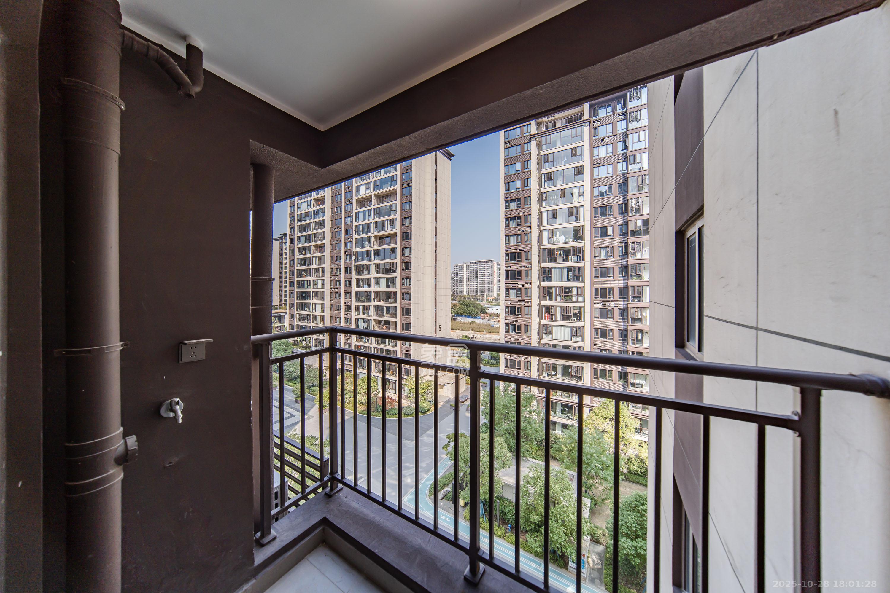 旭辉国宸府  4室2厅2卫    175.0万 旭辉国宸府  4室2厅2卫    175.0万阳台