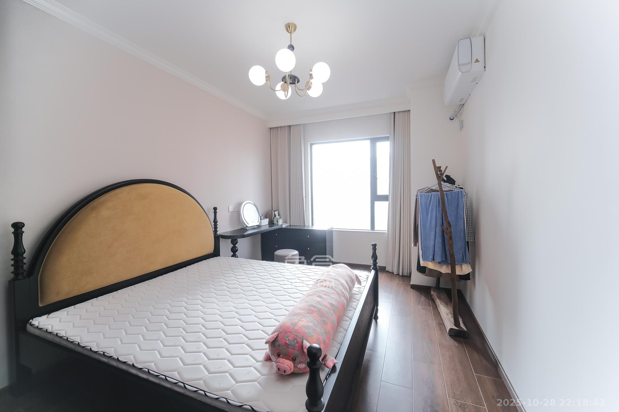 三一街区 2室2厅1卫 68.0万 三一街区 2室2厅1卫 68.0万卧室