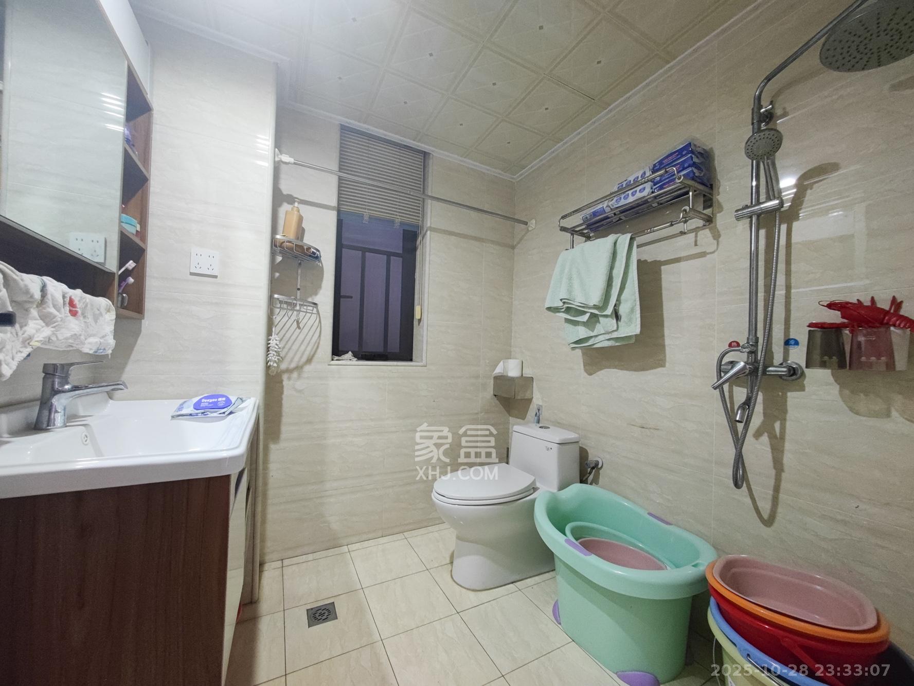 卓越蔚蓝城邦  3室2厅2卫    88.0万卫生间