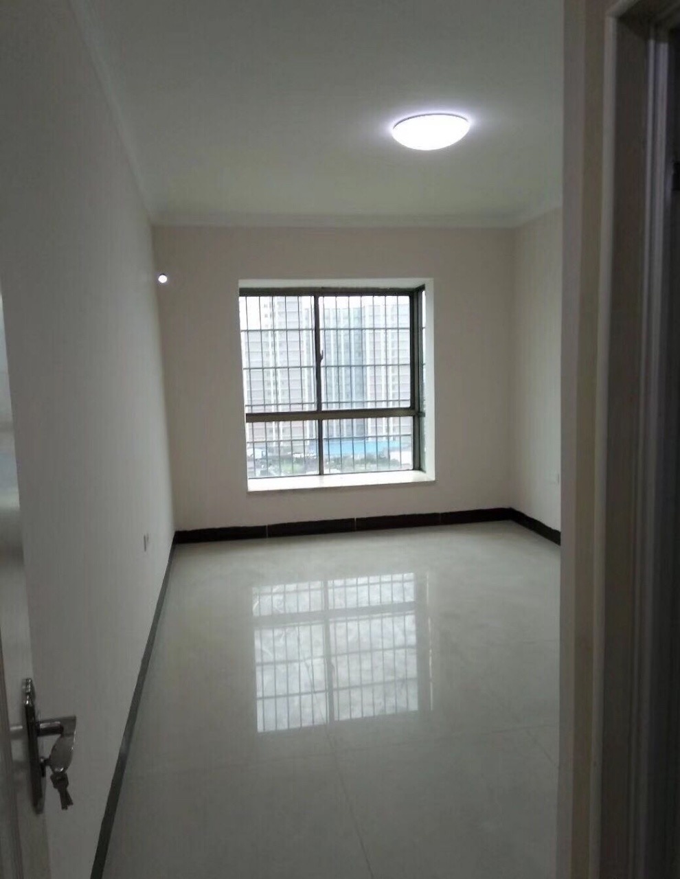 峰景国际  1室0厅0卫    2300.0元/月 峰景国际  1室0厅0卫    2300.0元/月室内图