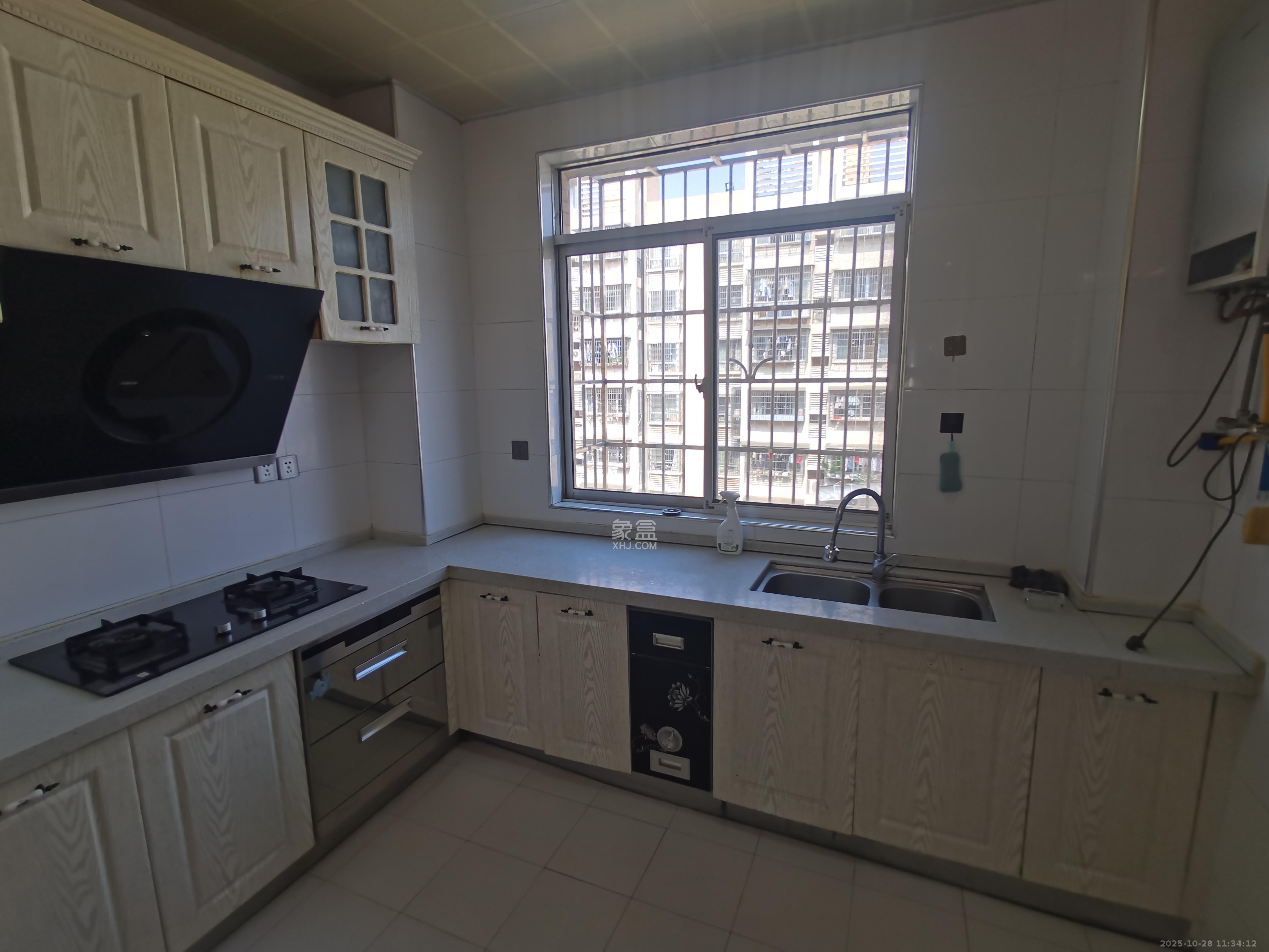 先锋新宇  3室1厅2卫    2100.0元/月室内图