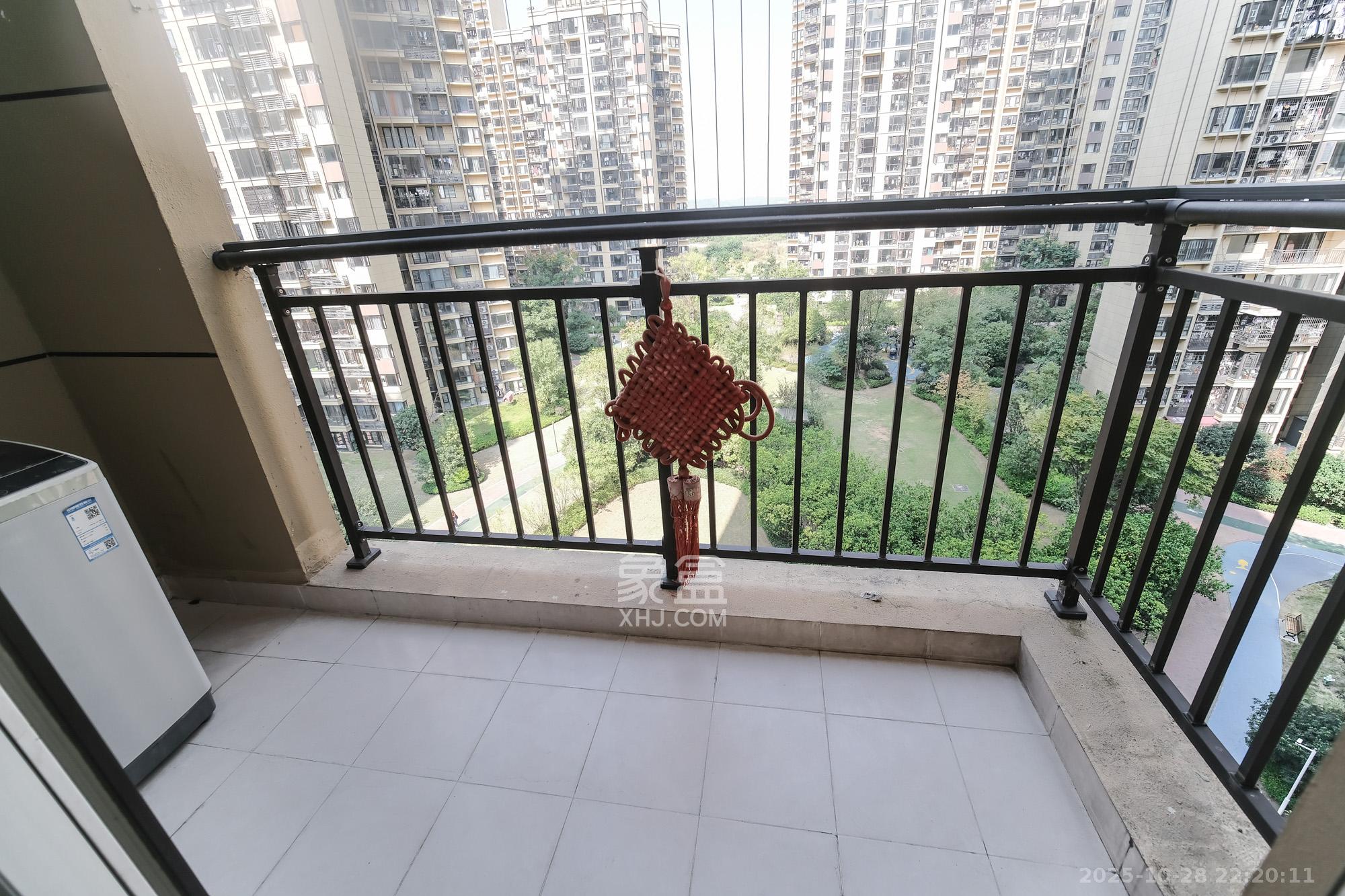 保利香槟国际  4室2厅2卫    99.6万阳台