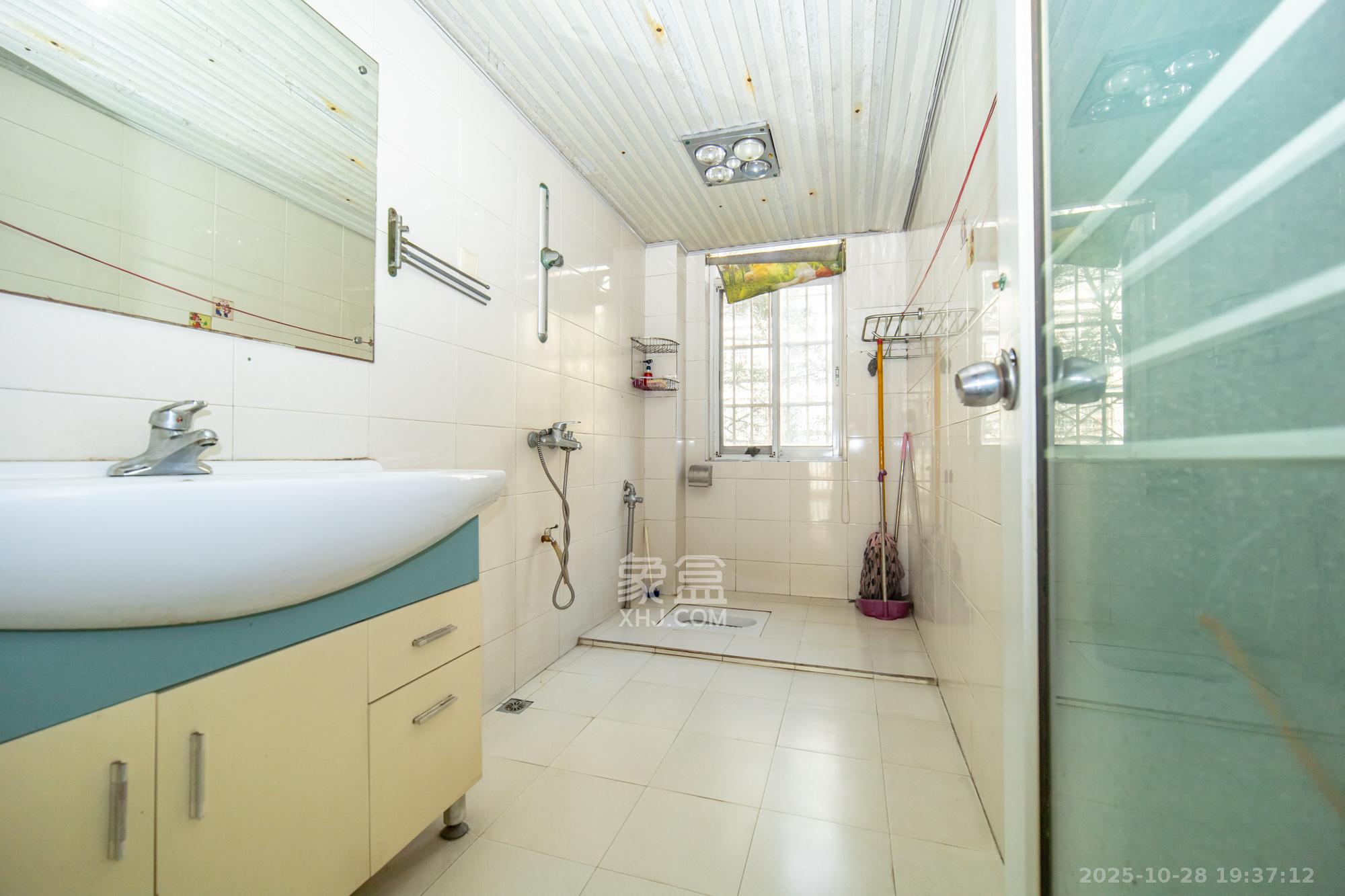 山水人家三期 3室2厅2卫 65.8万 山水人家三期 3室2厅2卫 65.8万卫生间