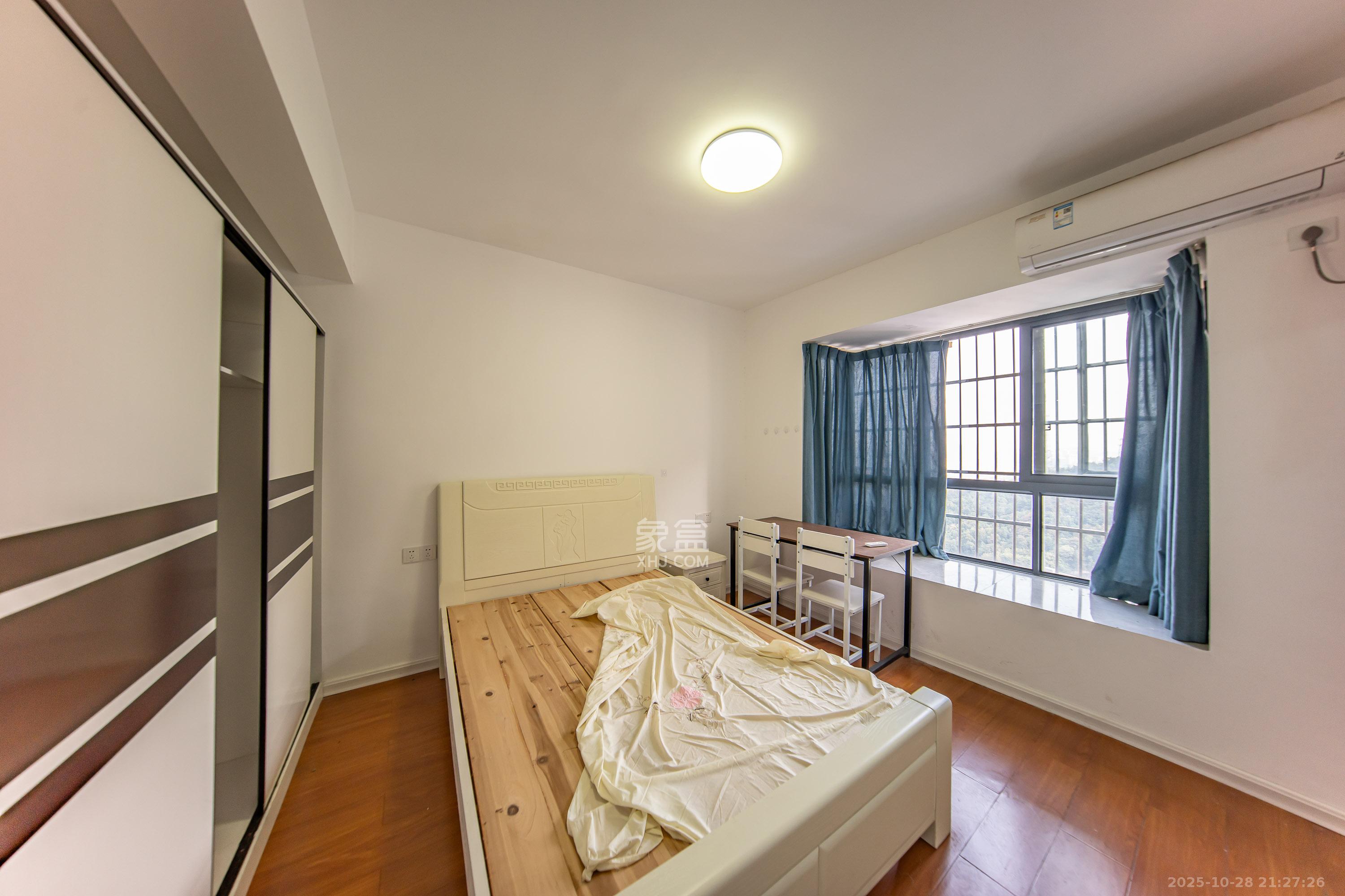 九龙领仕汇  3室2厅2卫    43.8万卧室