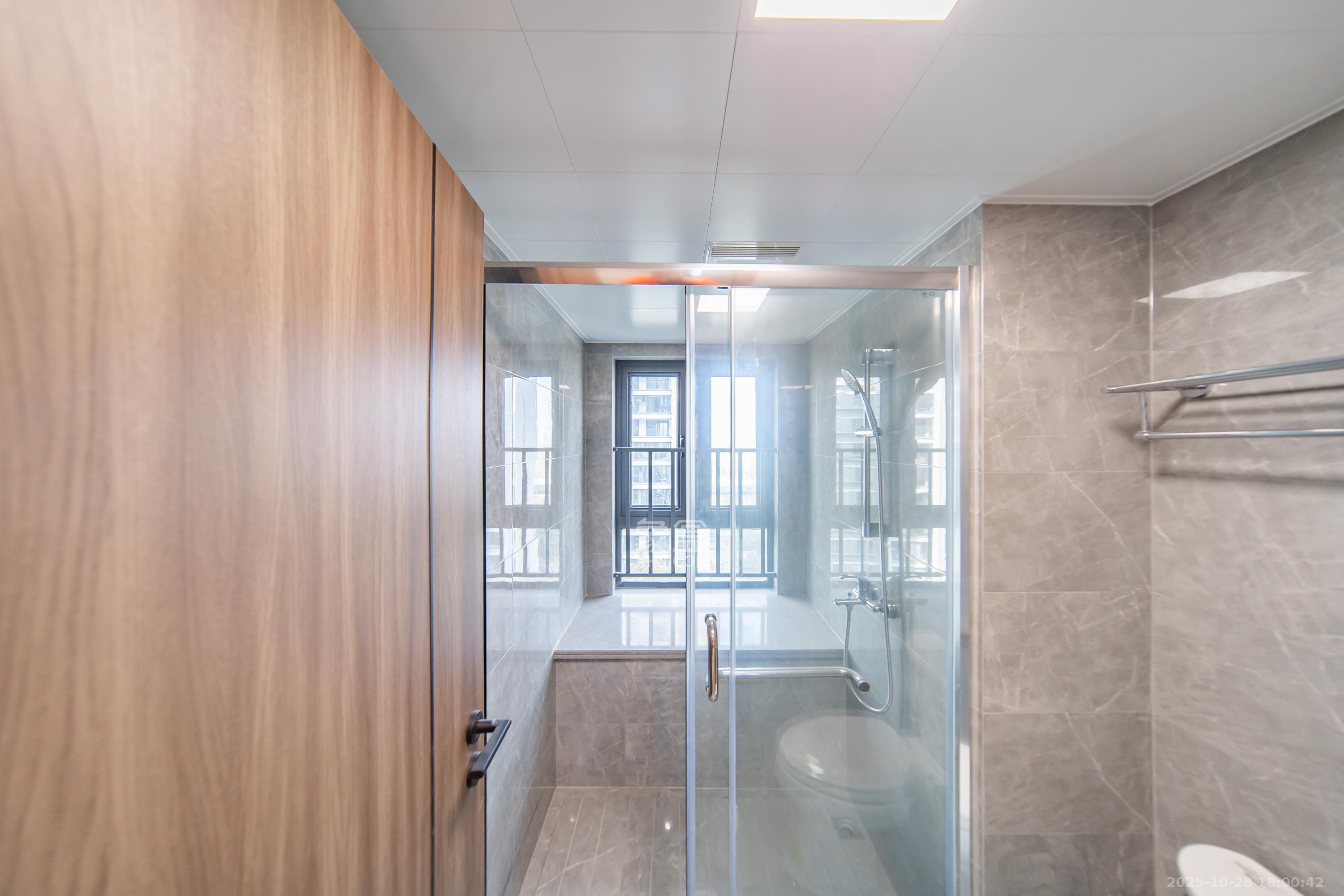 卓越洋湖晴翠  4室2厅2卫    218.0万卫生间