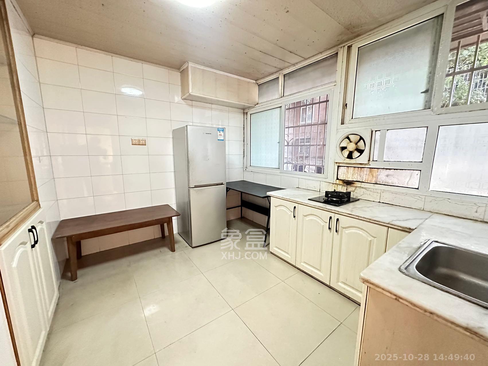 农商银行宿舍楼（洞井支行)  1室0厅0卫    2300.0元/月