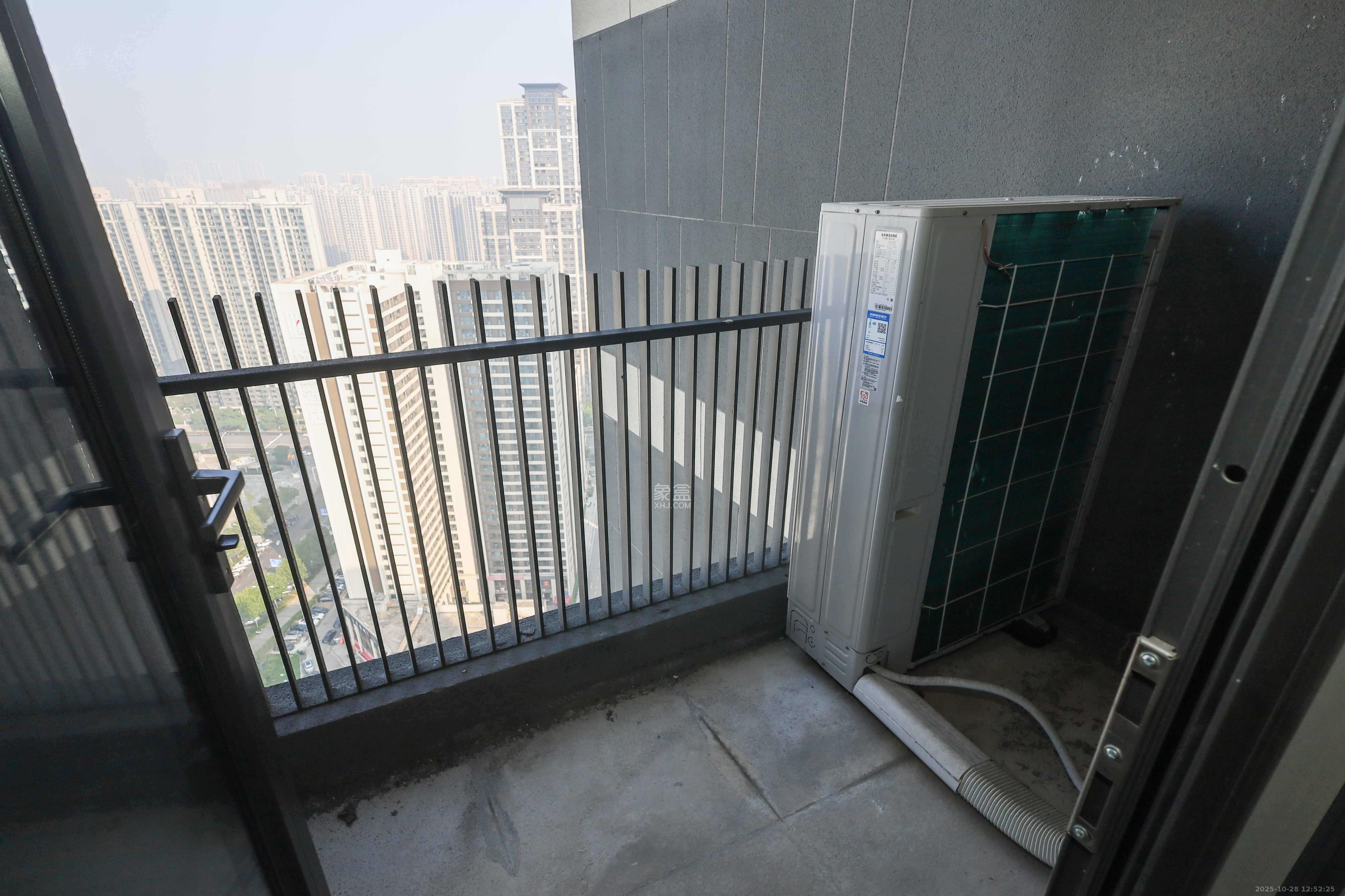 绿地麓云国际一期 5室2厅2卫 229.0万 绿地麓云国际一期 5室2厅2卫 229.0万阳台