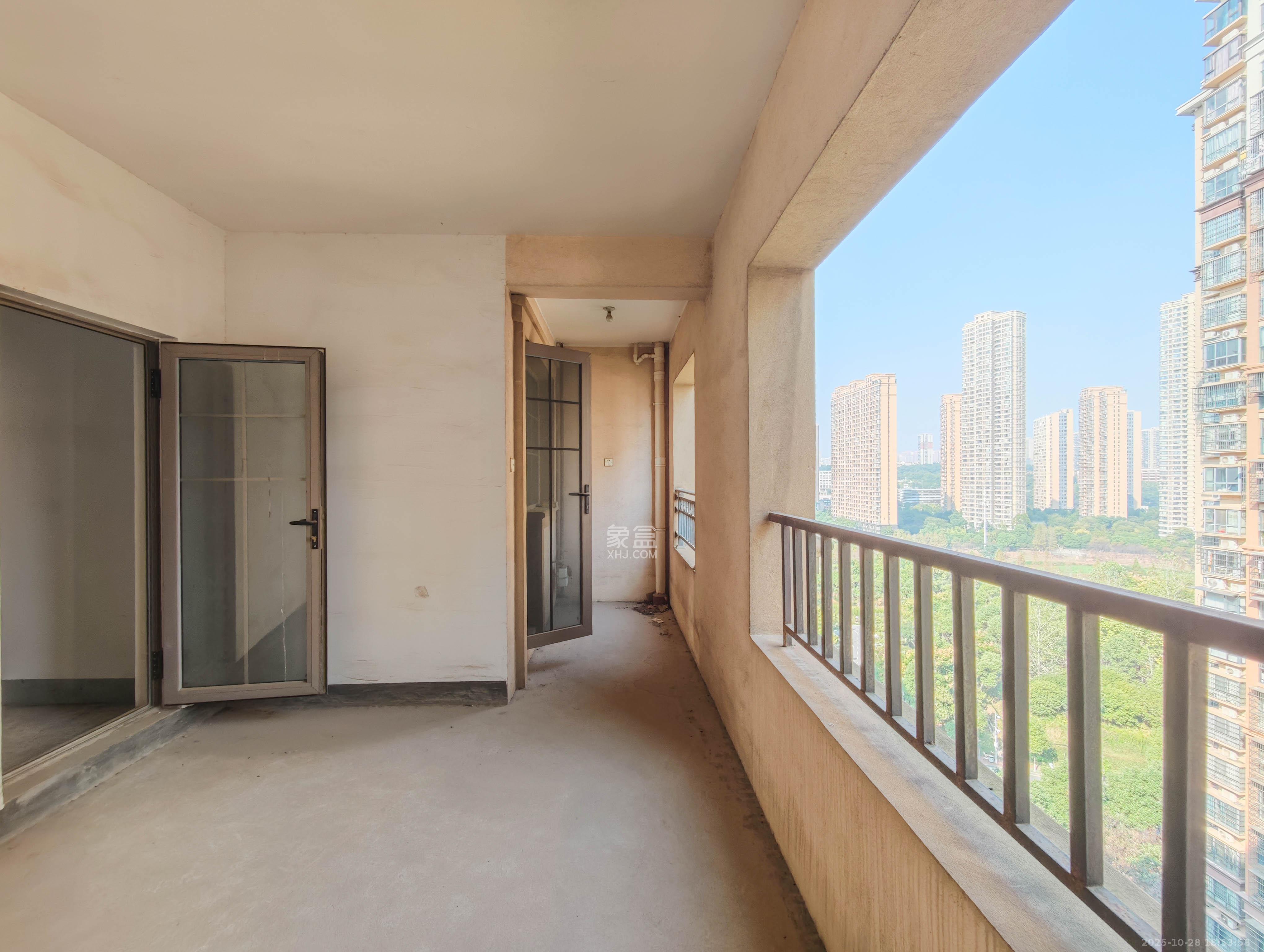 托斯卡纳洋房高层  5室2厅2卫    208.0万 托斯卡纳洋房高层  5室2厅2卫    208.0万阳台