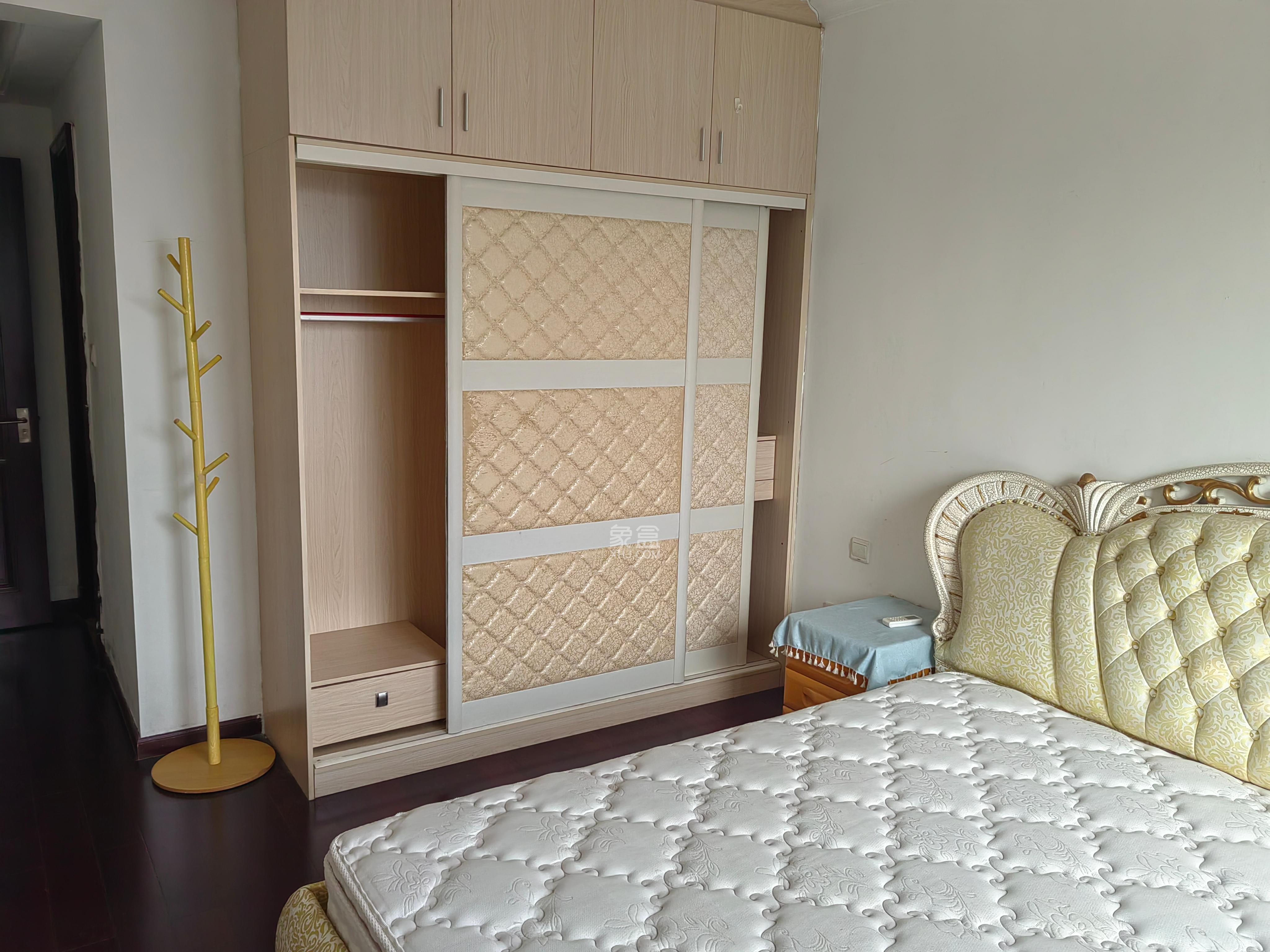 中海国际一期  3室2厅2卫    2000.0元/月室内图