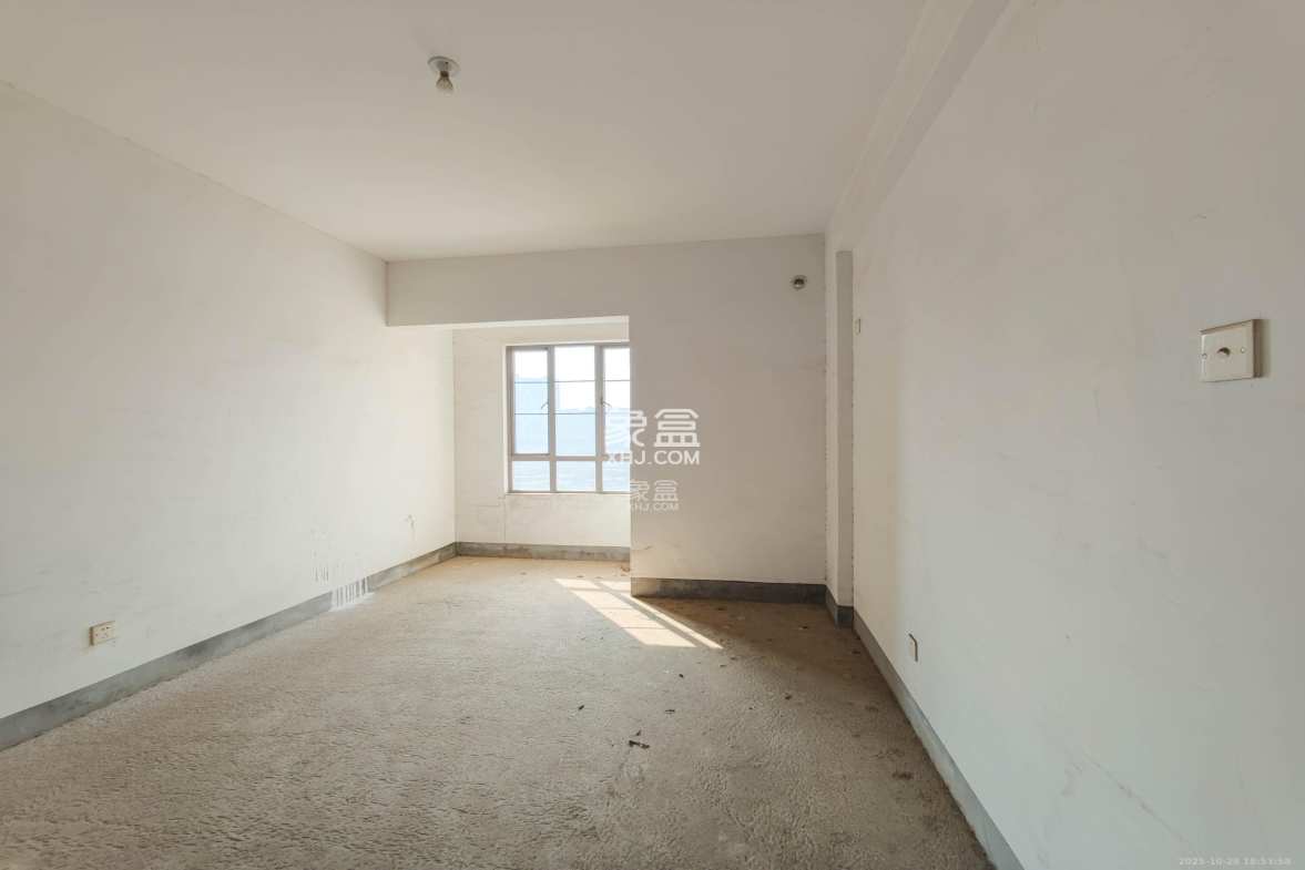 托斯卡纳洋房高层  5室2厅2卫    208.0万 托斯卡纳洋房高层  5室2厅2卫    208.0万卧室