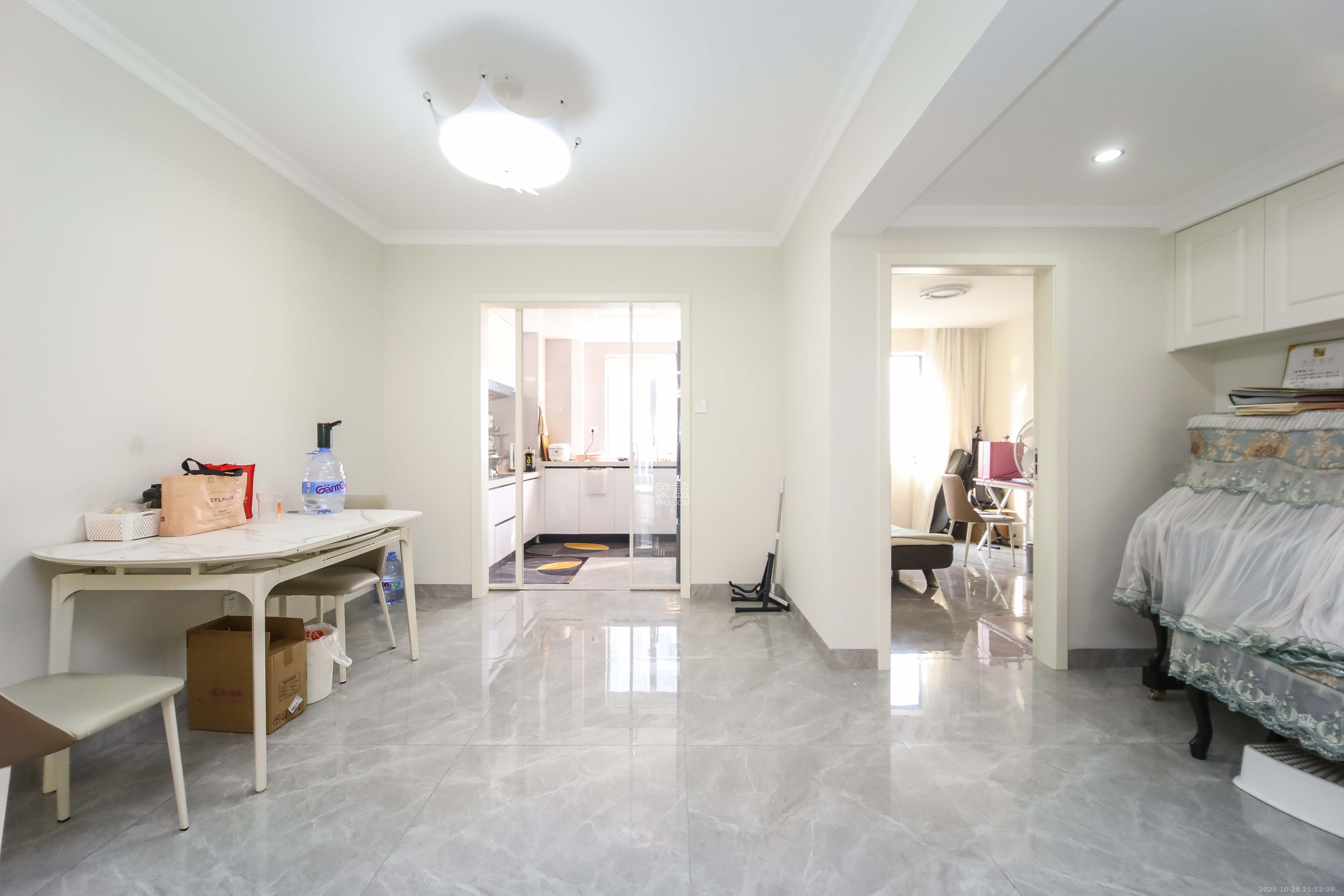 银港水晶城  4室2厅2卫    138.4万 银港水晶城  4室2厅2卫    138.4万客厅