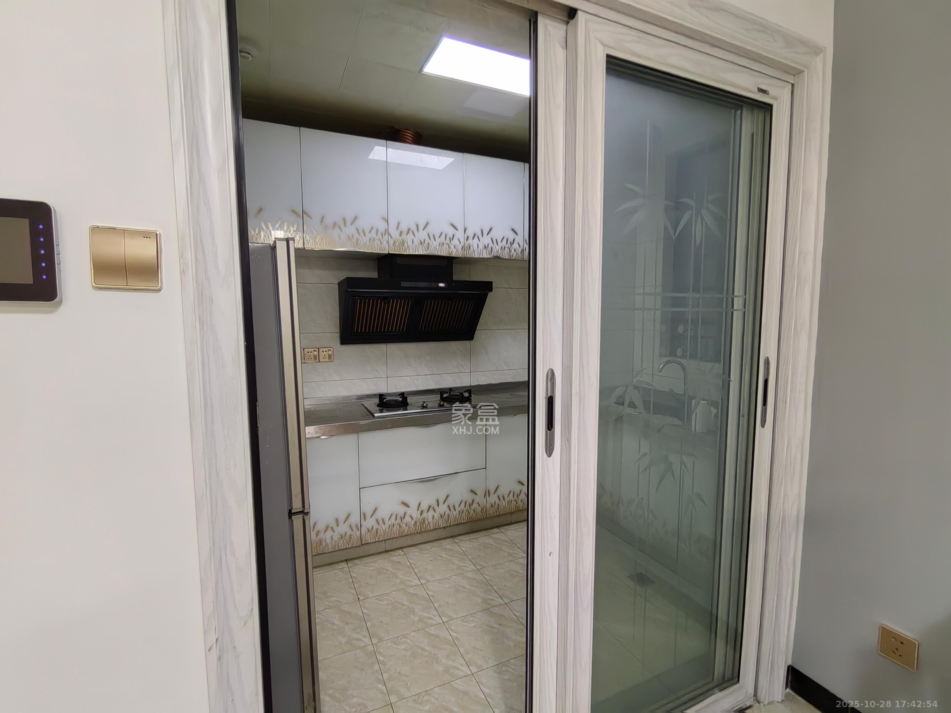 卓越浅水湾  3室2厅2卫    2500.0元/月室内图