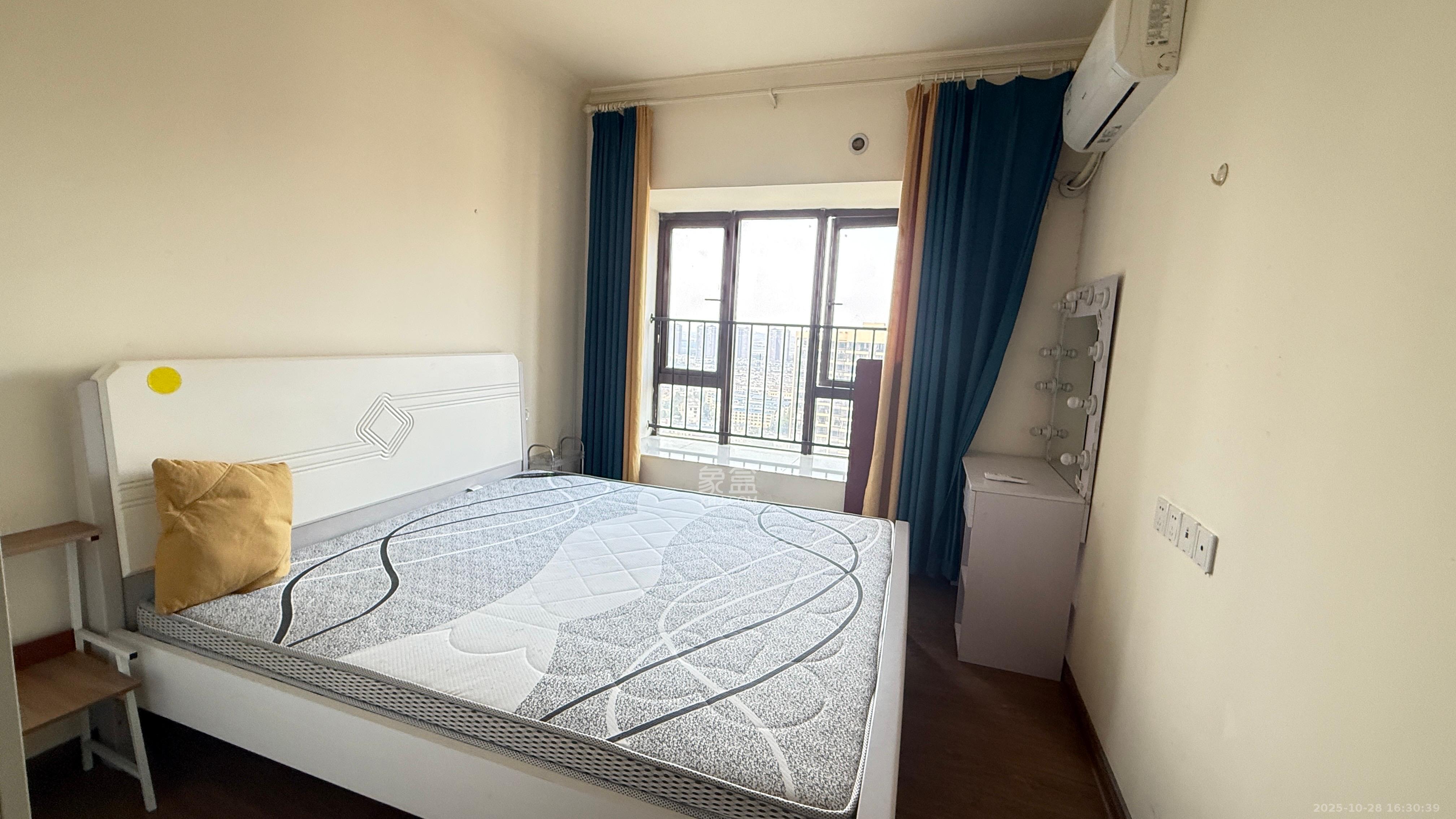 碧桂园大学印象一期  4室2厅1卫    75.0万客厅