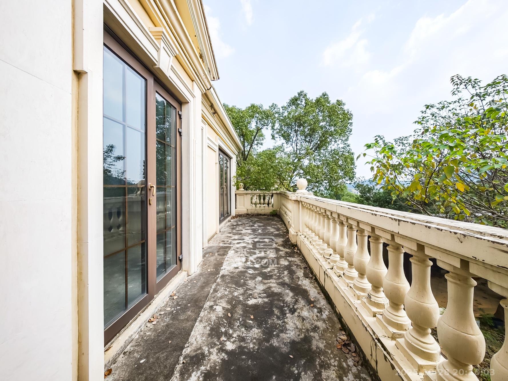 绿城青竹园  5室3厅4卫    1800.0万 绿城青竹园  5室3厅4卫    1800.0万阳台