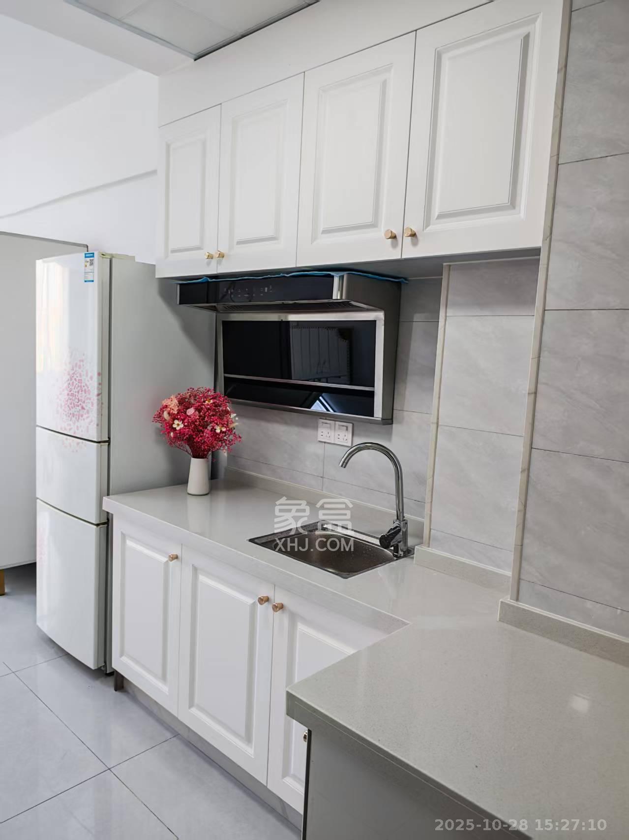 极目楚天 1室2厅1卫 1300.0元/月 极目楚天 1室2厅1卫 1300.0元/月室内图